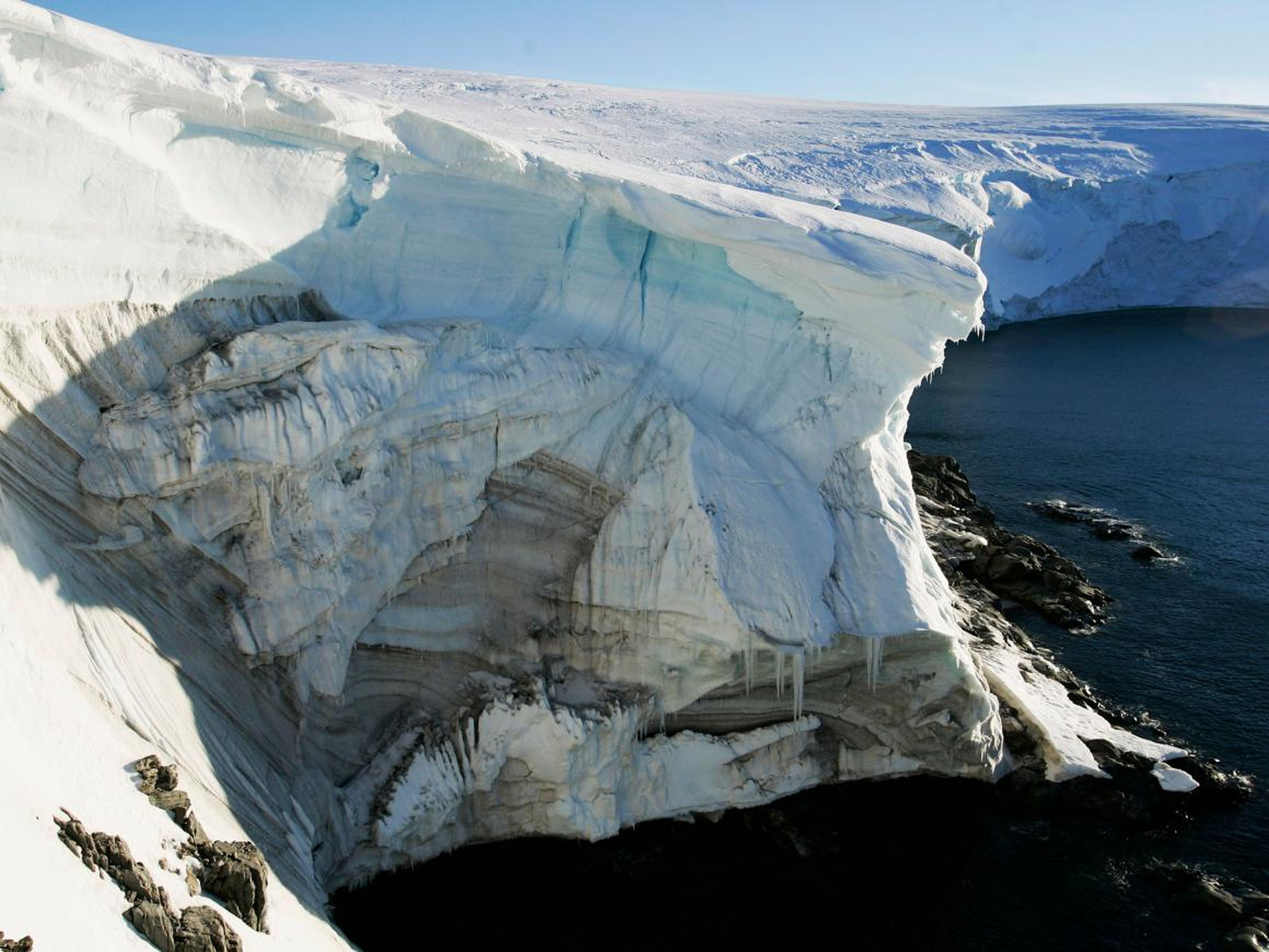 Desprendimiento de hielo en un acantilado en Landsend, en la costa de Cape Denison en la Antártica, en enero de 2010.