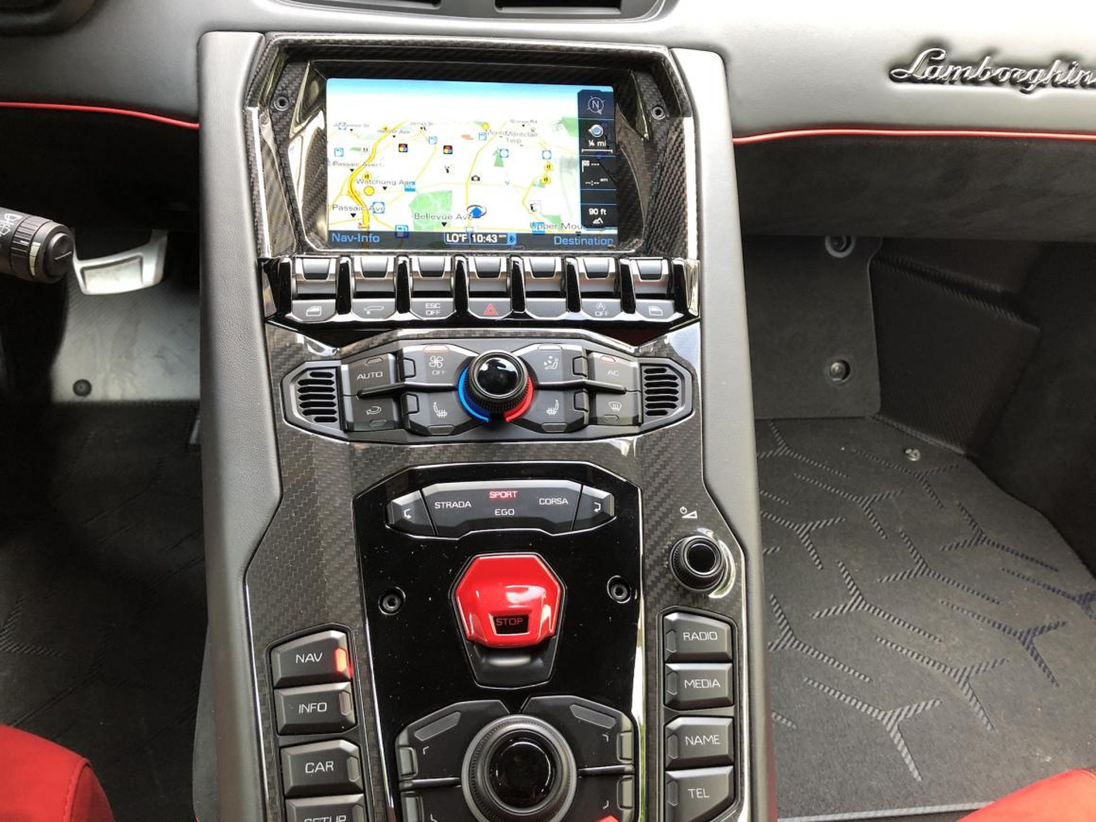La pantalla de información y entretenimiento, derivada de Audi, se encuentra en la parte superior de la consola central. Es cómoda de usar, pero es un poco incómodo navegar usando la interfaz que viene.