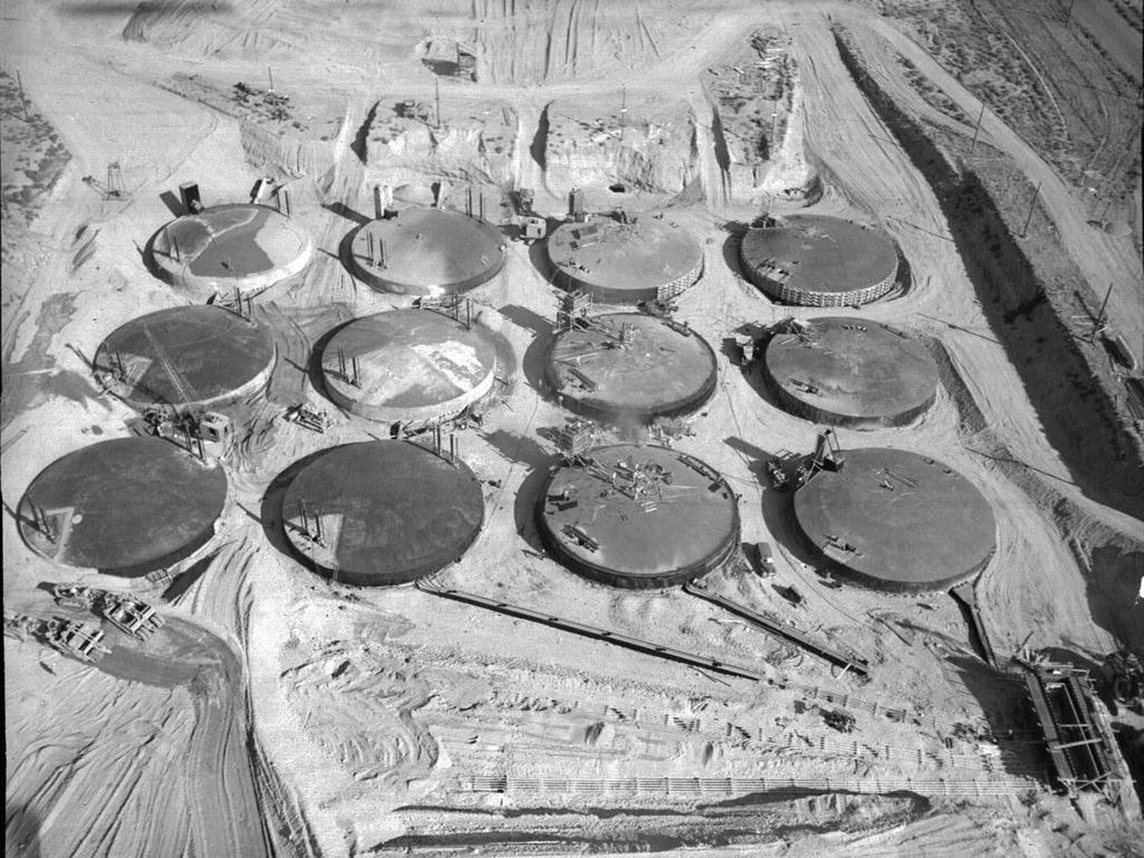 Parque de tanques subterráneos con 12 de los 177 tanques de almacenamiento de residuos del sitio.