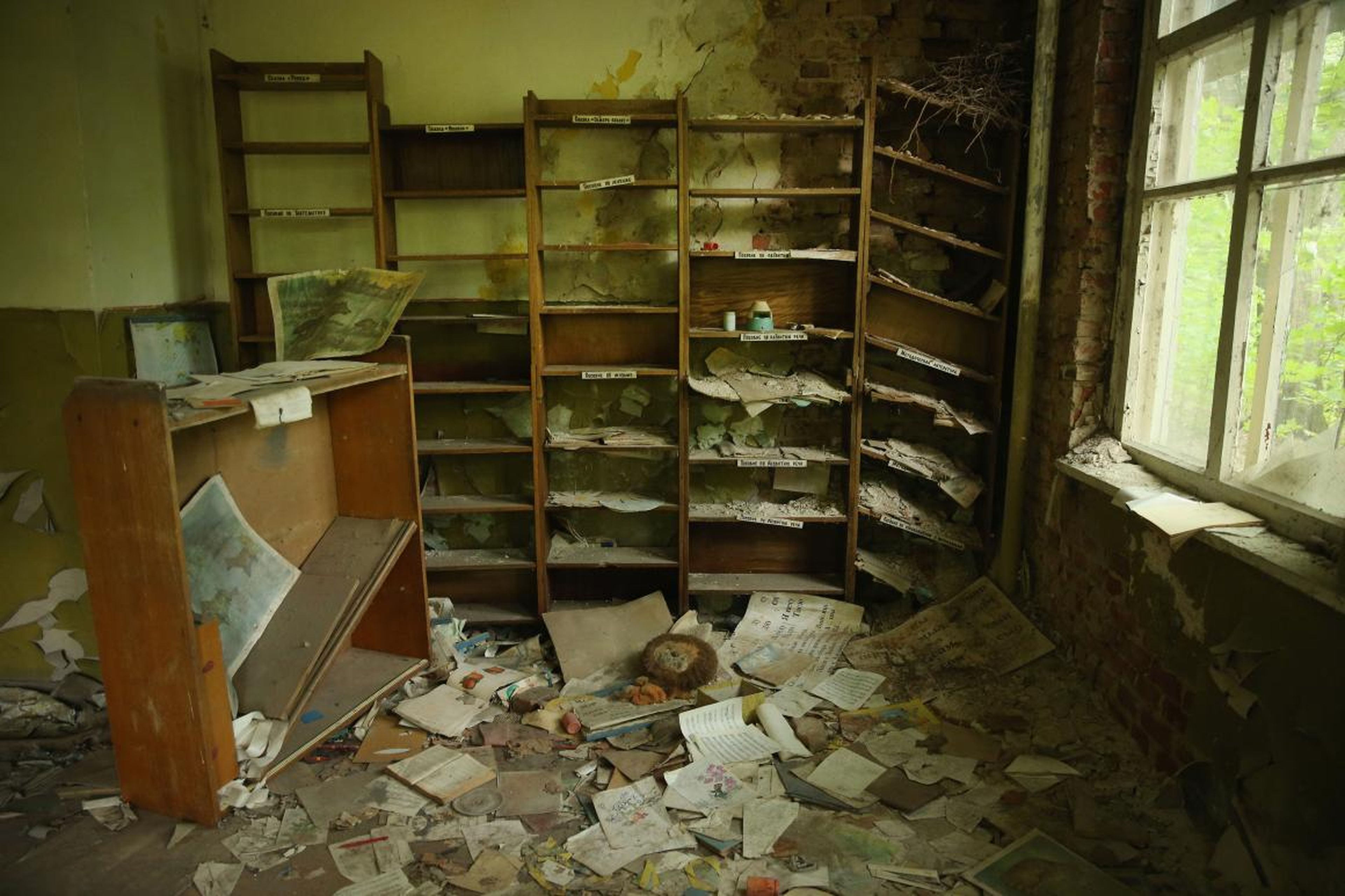 Libros y partituras esparcidos en el suelo de una guardería abandonada en Kopachi el 29 de septiembre de 2015.