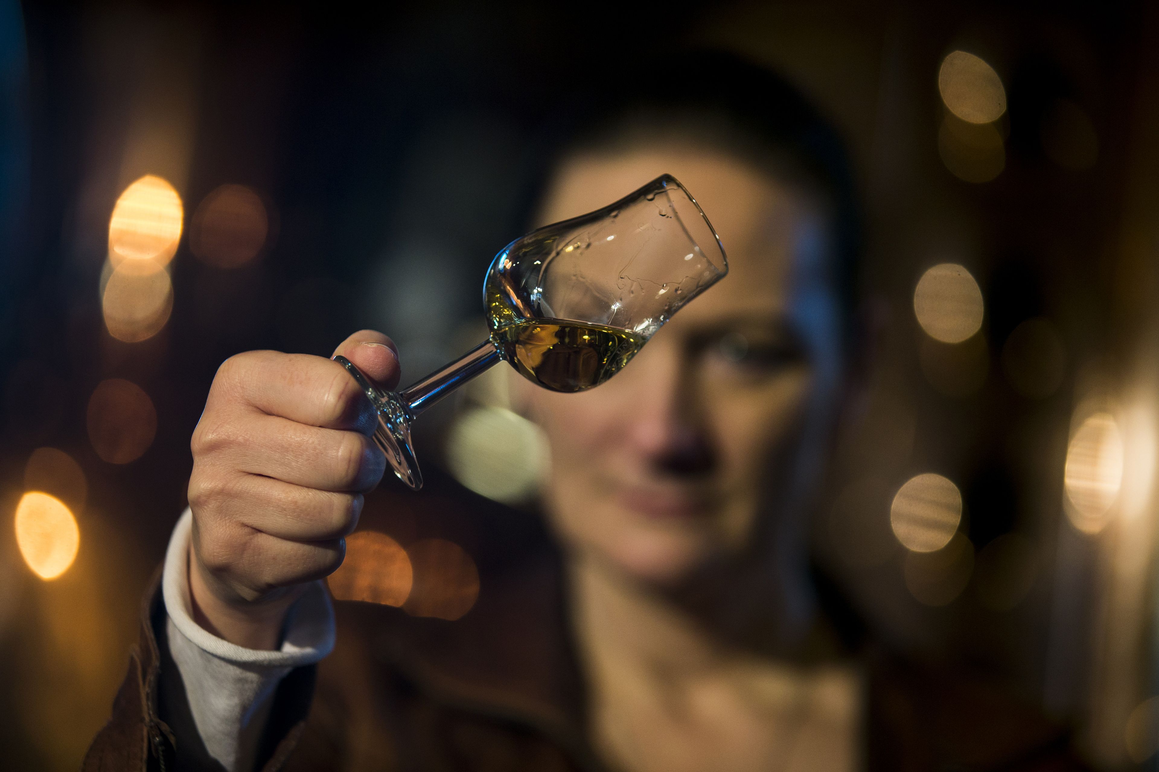 Mujer observando una copa de brandy