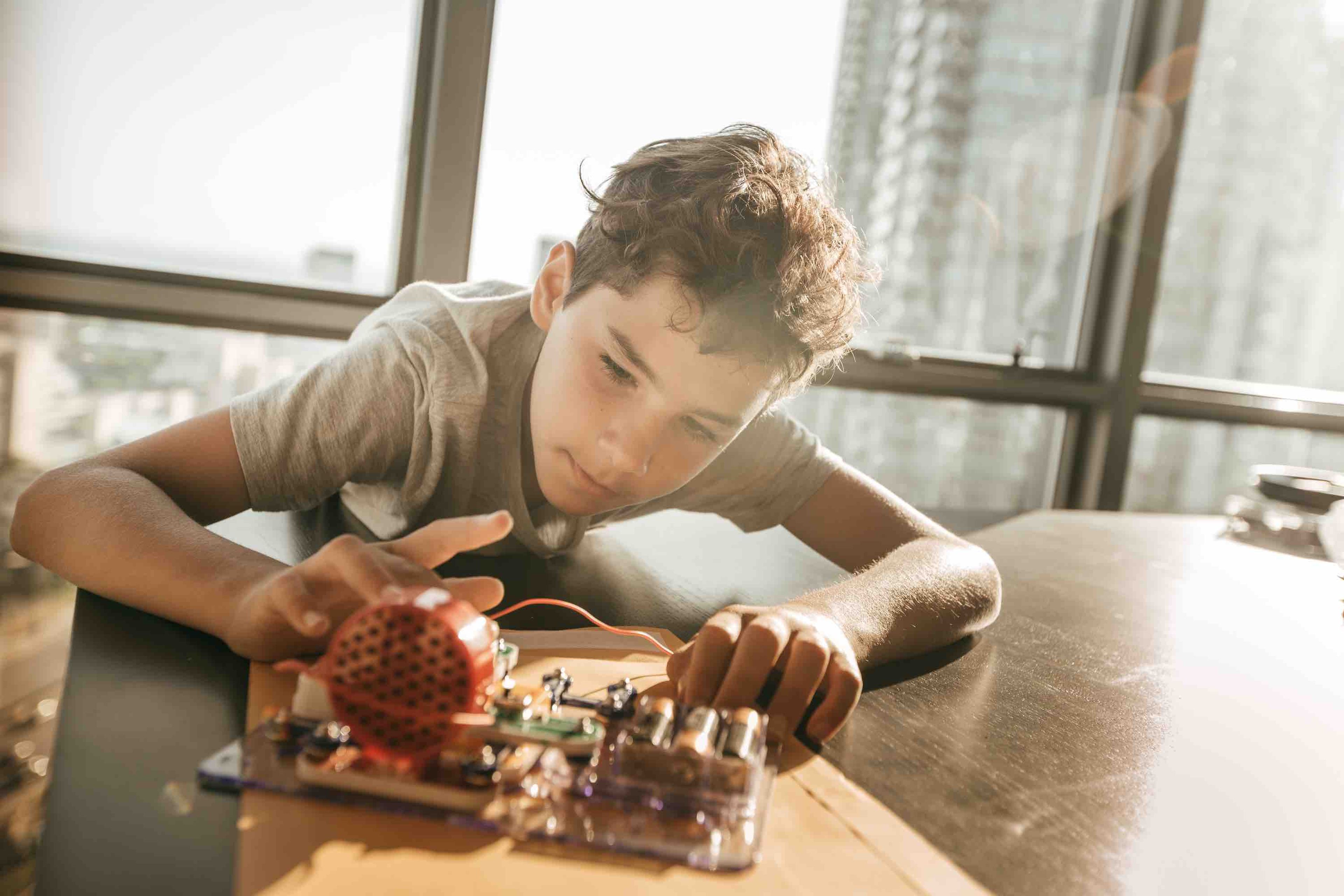 Un niño construye un robot.