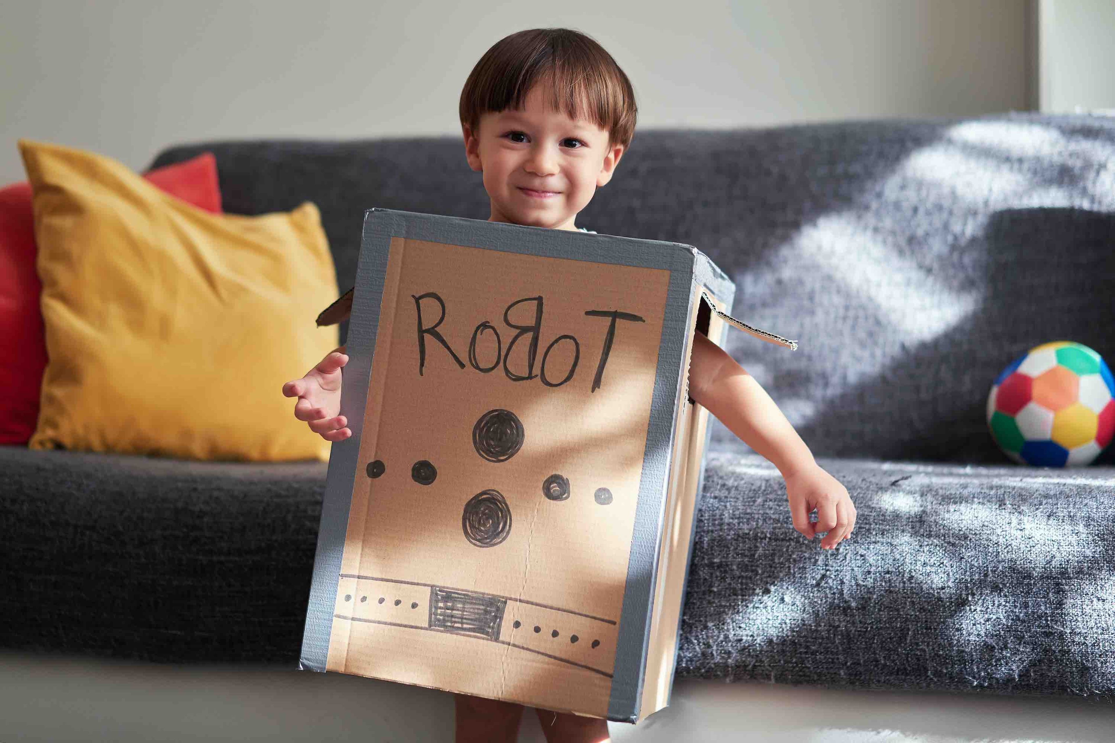 Un niño juega a ser robot.