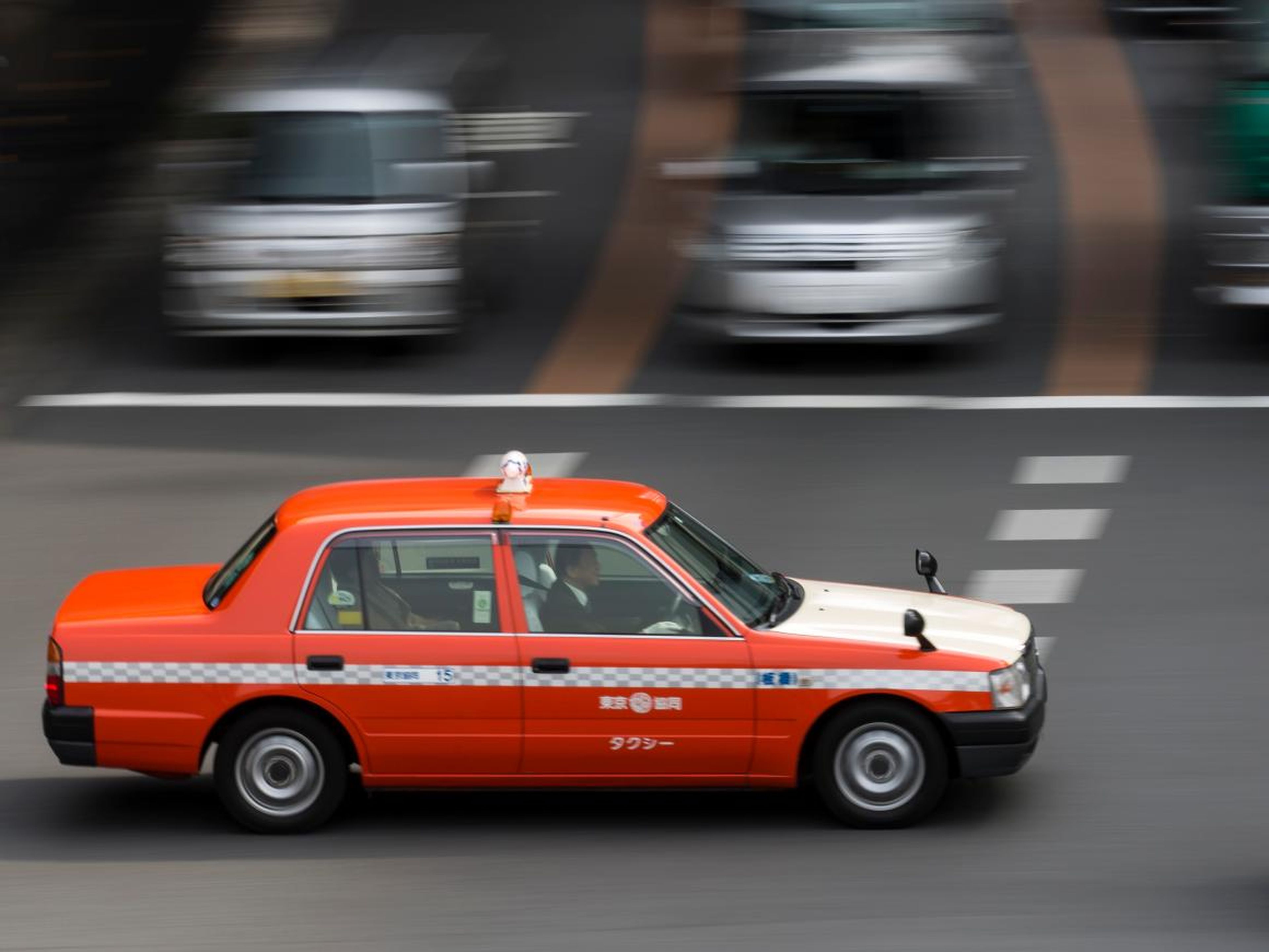 Una taxi viaja por una de las calles de Tokio