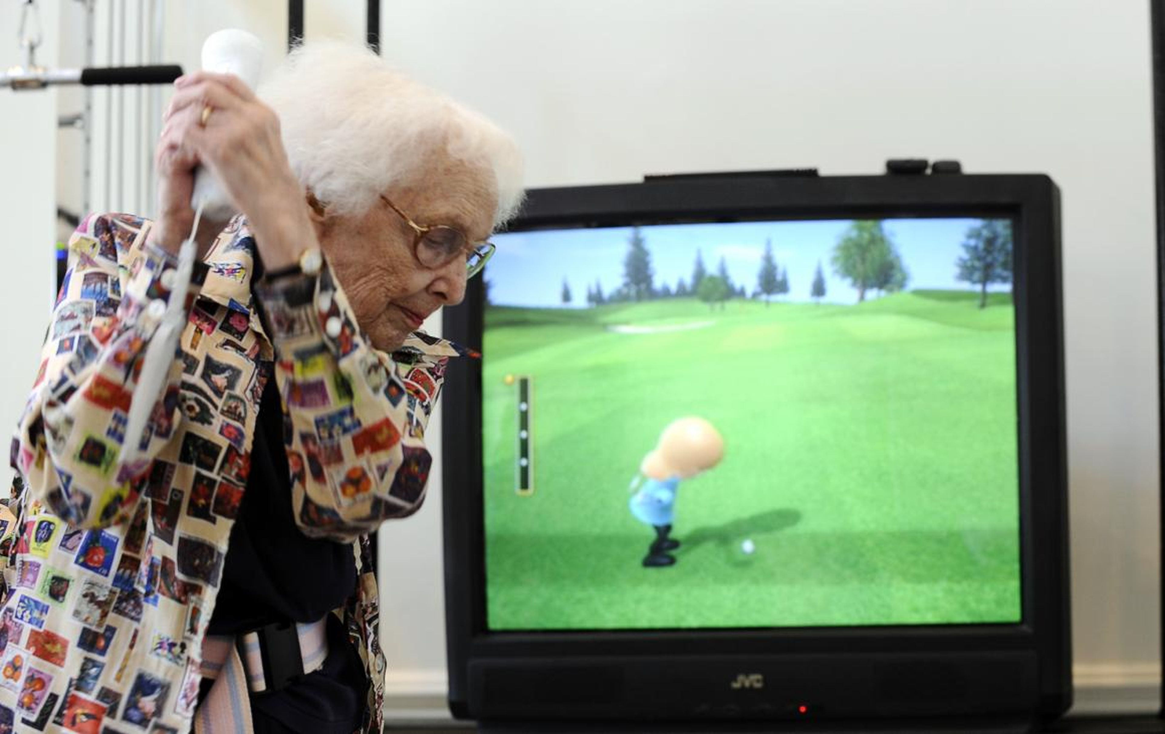Una mujer juega con una Nintendo Wii en 2008.