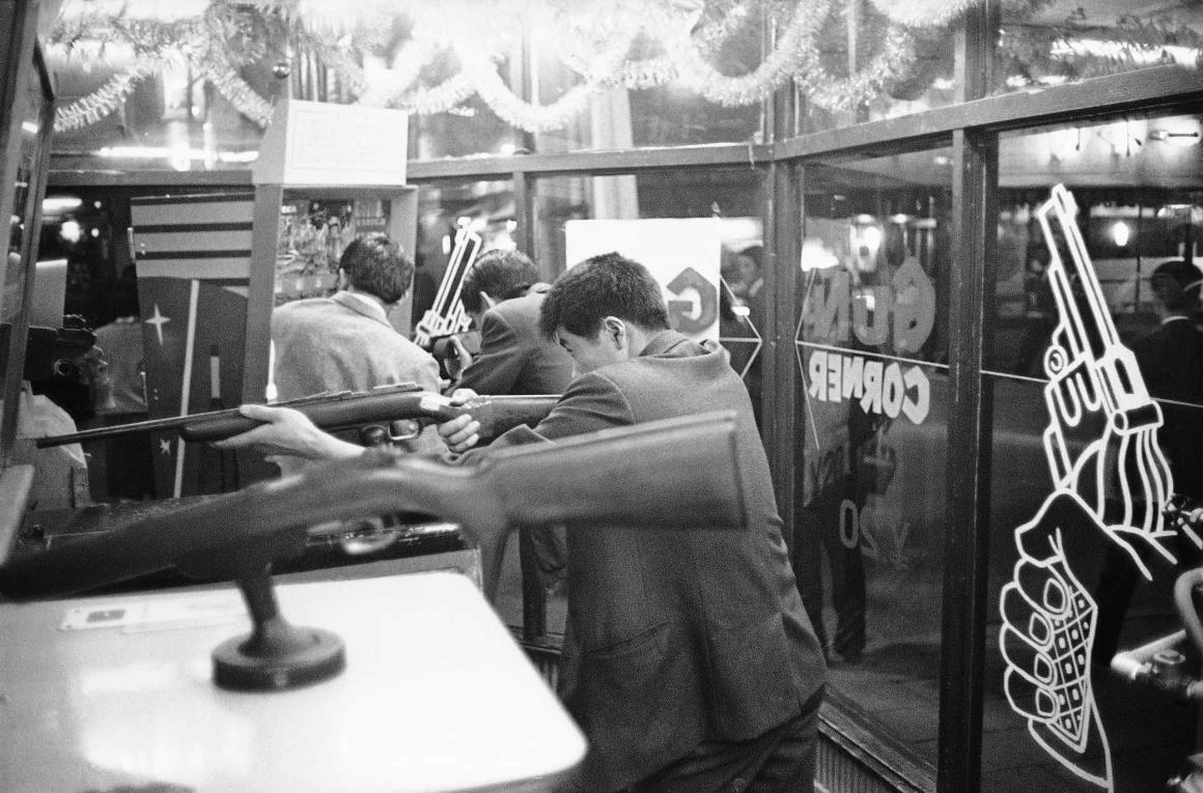 Los jóvenes japoneses apuestan por las máquinas de pinball y las pistolas de juguete de fabricación estadounidense en las numerosas galerías de tiro a lo largo de las calles de Tokio en mayo de 1964.