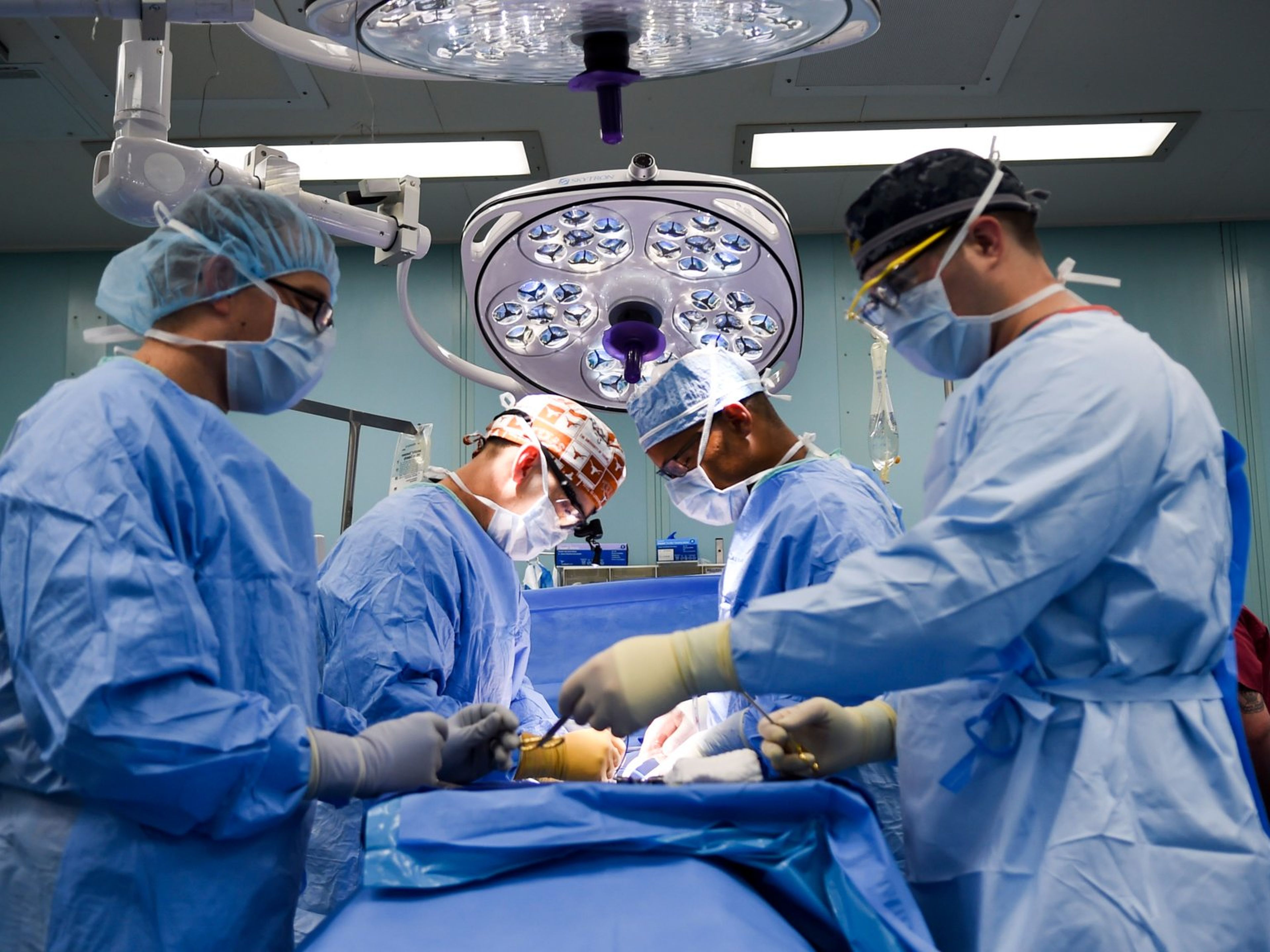 La OMS también afirma que los procedimientos quirúrgicos inseguros causan un millón de muertes durante o inmediatamente después de la cirugía cada año.