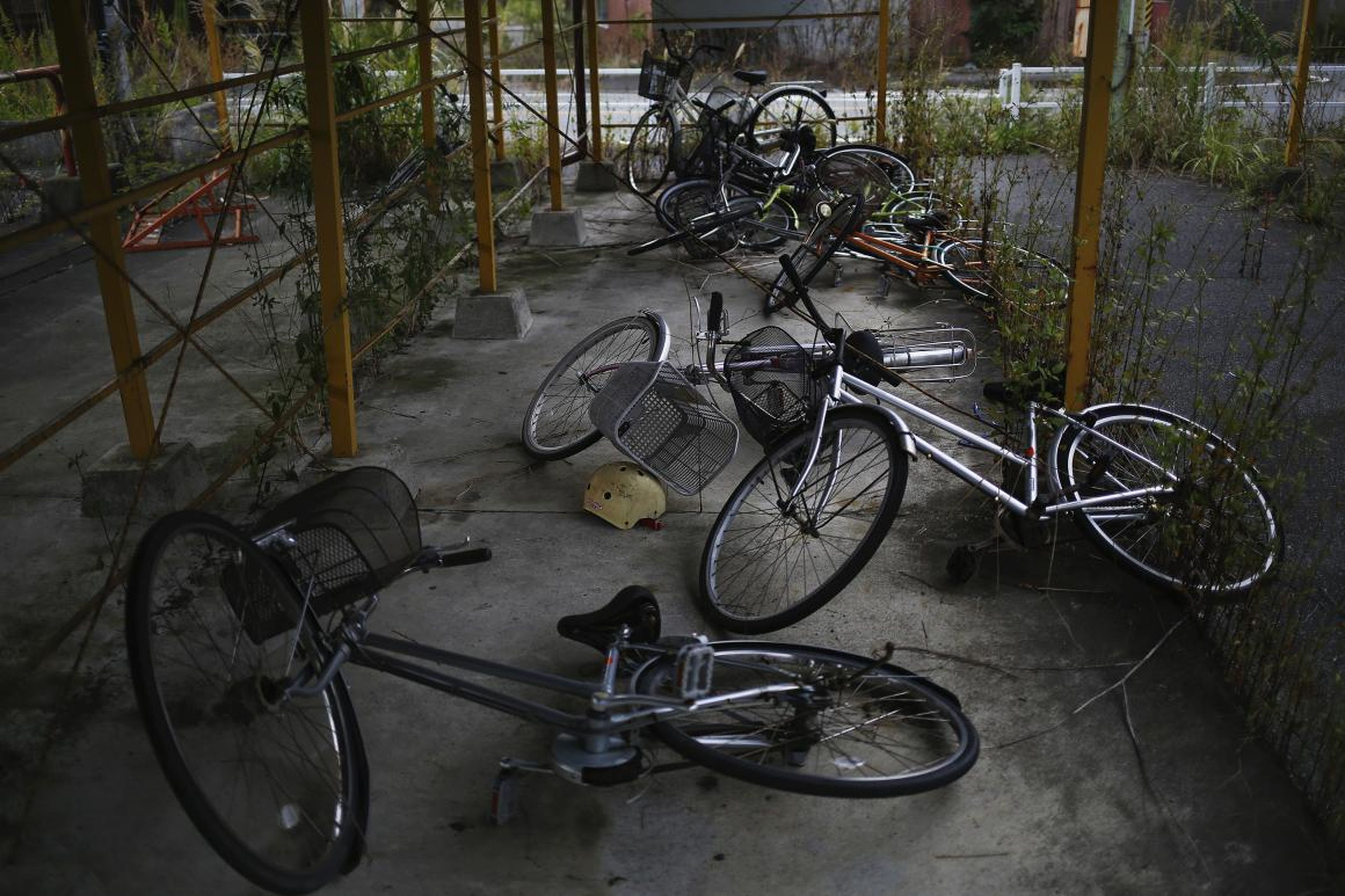 Bicicletas abandonadas cerca de la estación de tren en la ciudad evacuada de Futaba el 22 de septiembre de 2013.