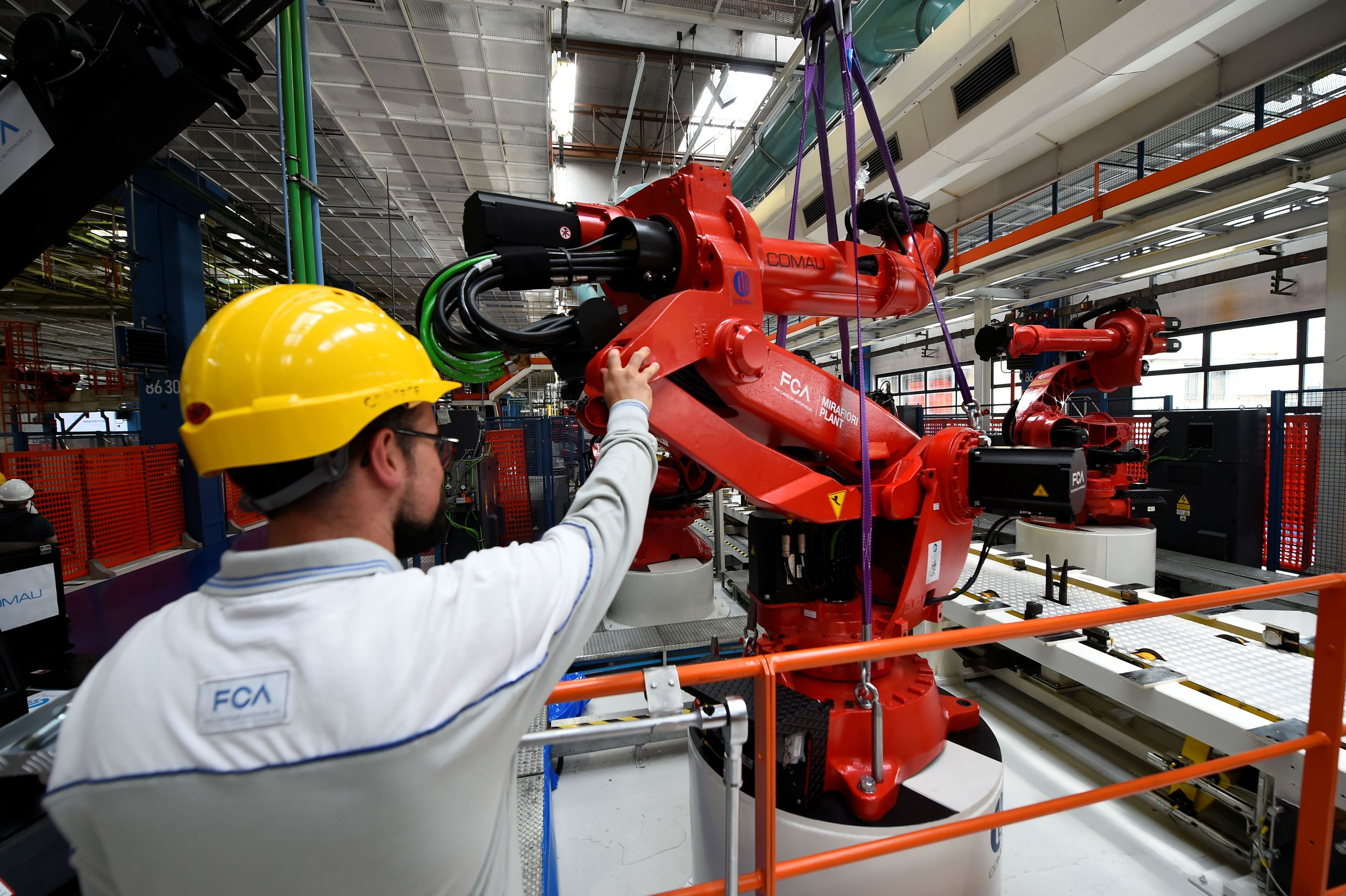 Un operario con un robot industrial.