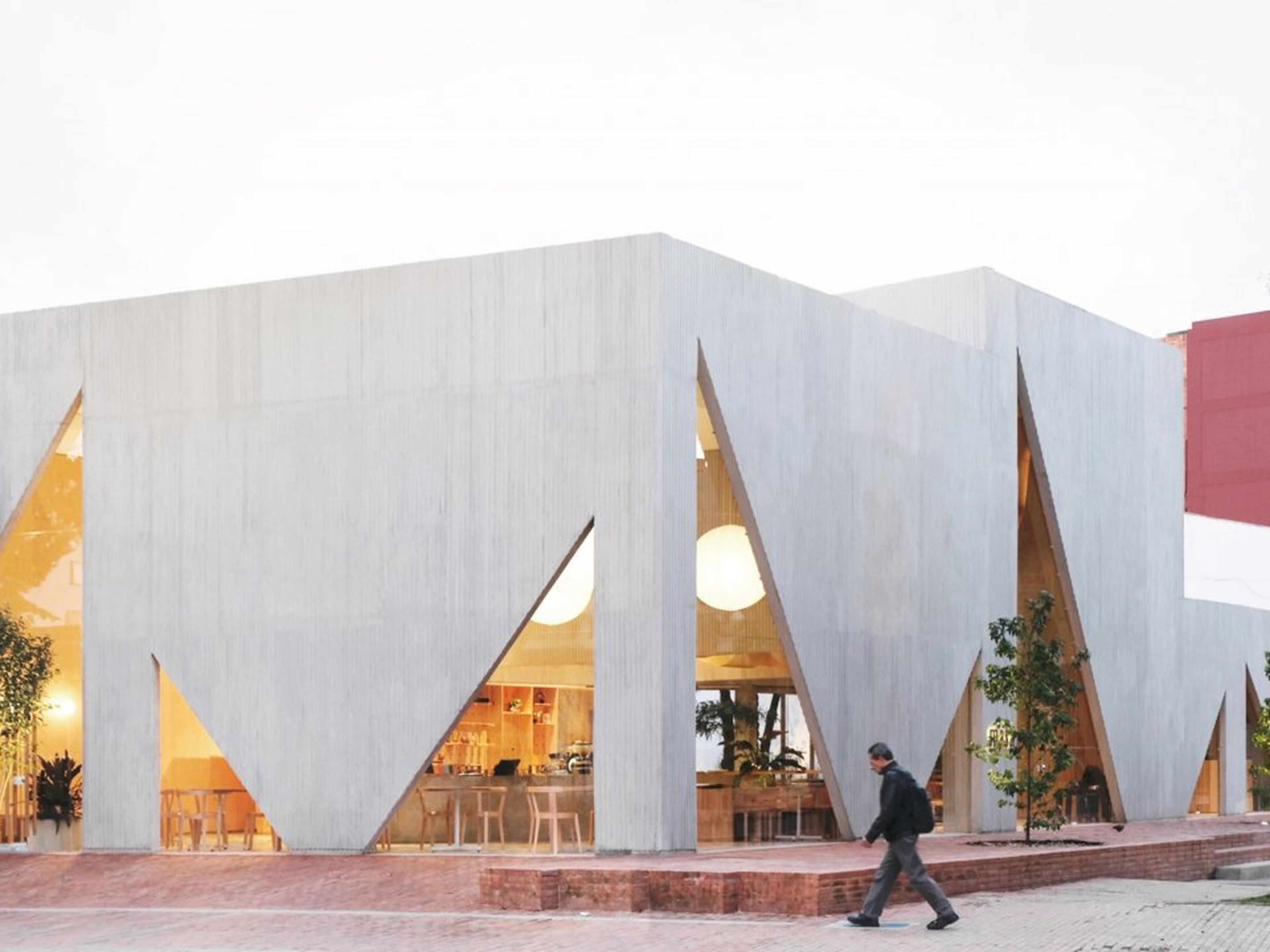 Otro restaurante construido con maestría es la Panadería y Cafetería Masa en Bogotá, Colombia, que se compone de ventanas de hormigón triangulares.