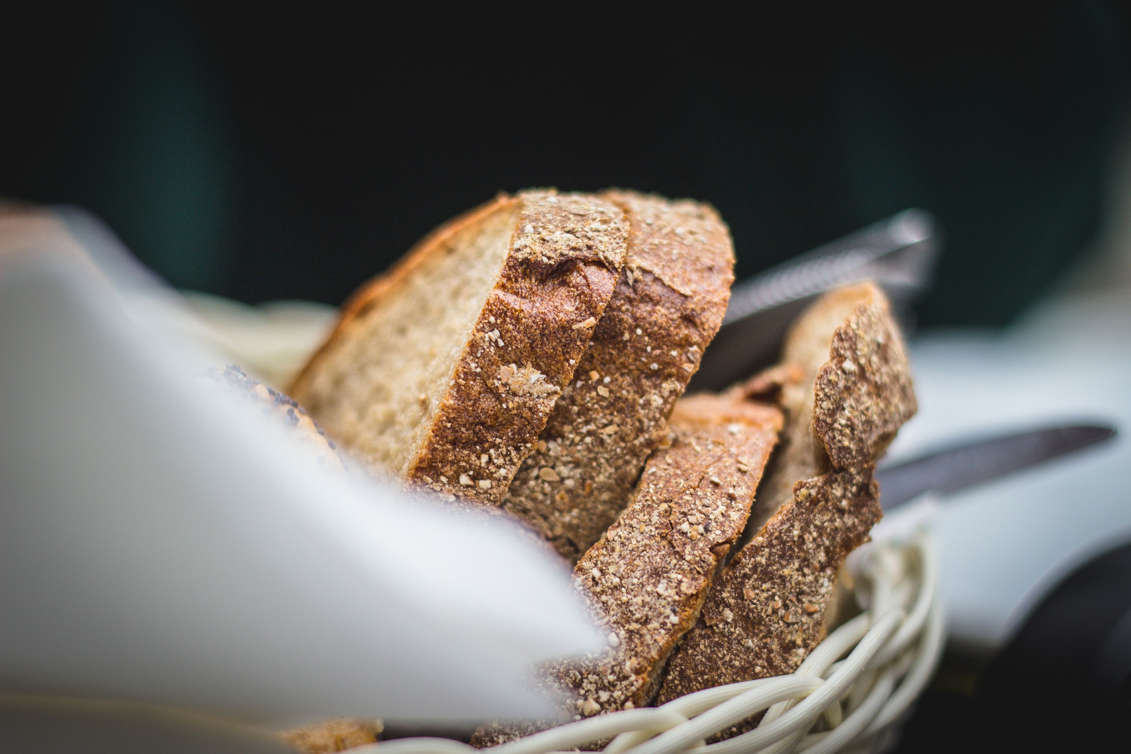 Puedes añadir salvado de trigo al pan para incrementar su cantidad de fibra.