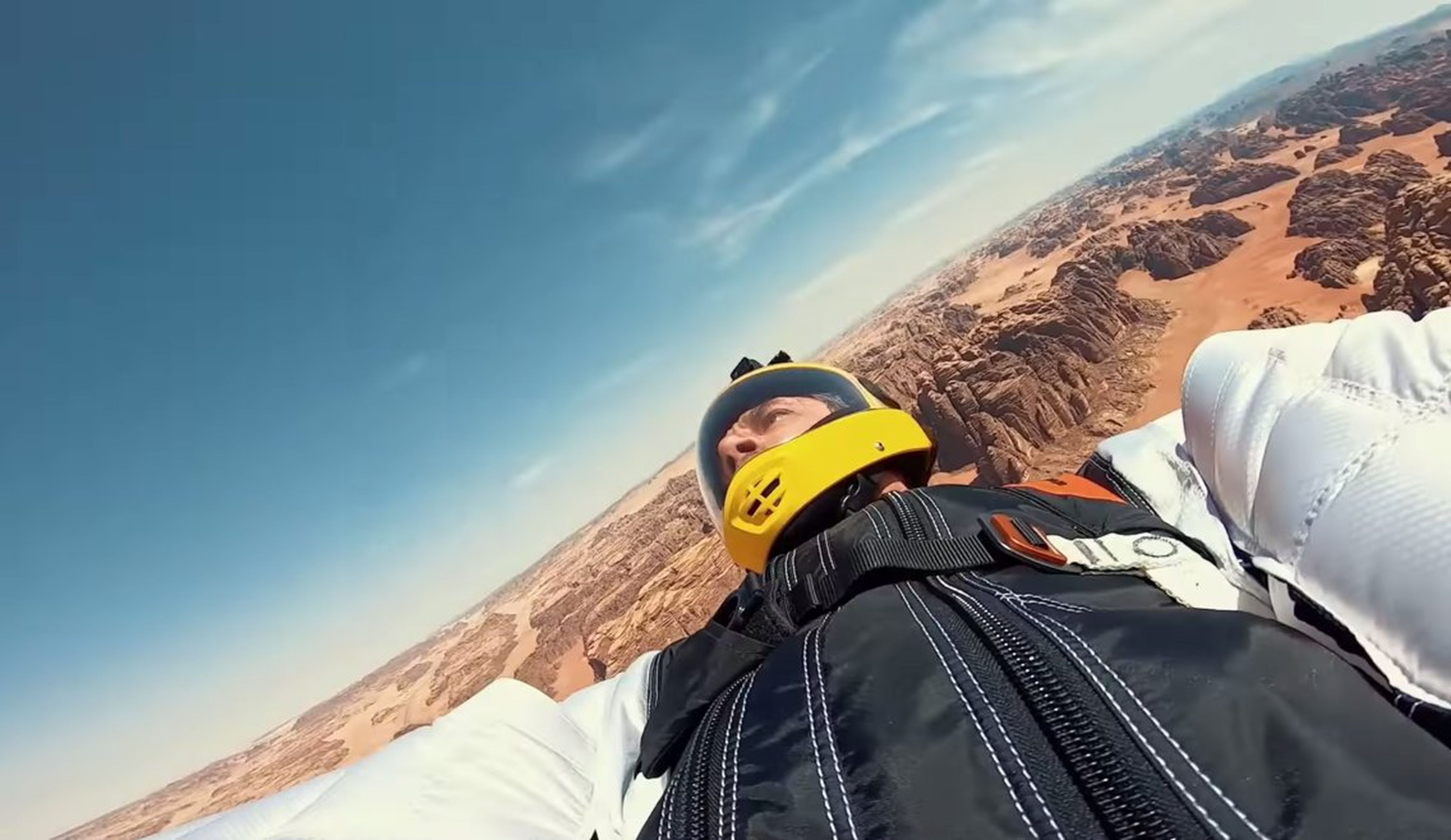 Un paracaidista en el Evento de Deportes Extremos en la ciudad de NEOM en Arabia Saudí en abril.