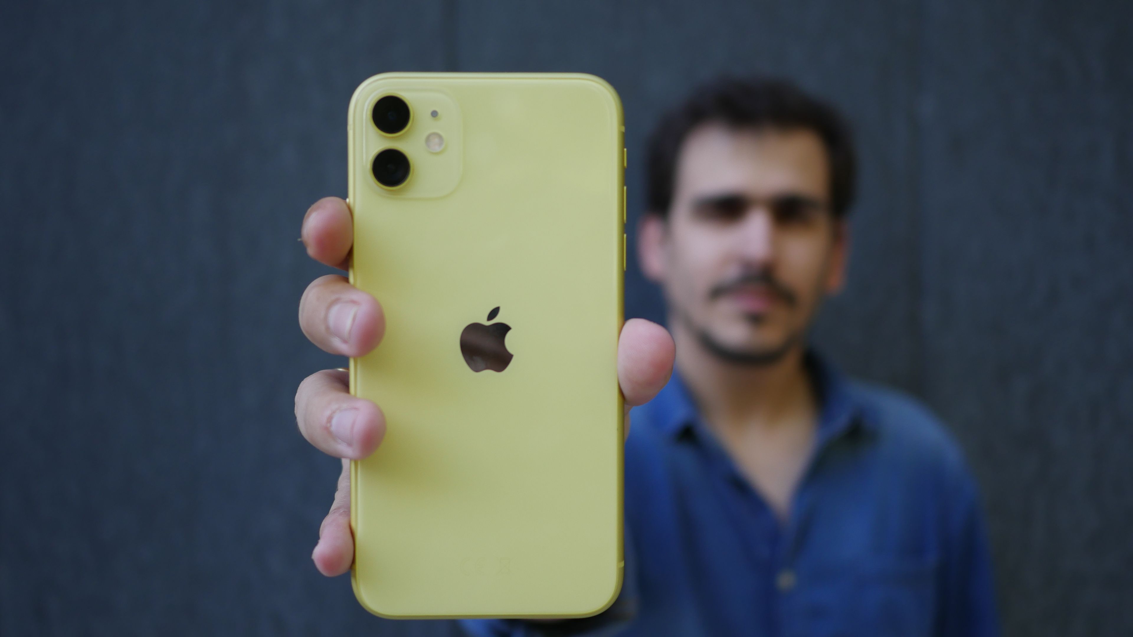 Parte trasera del iPhone 11 amarillo
