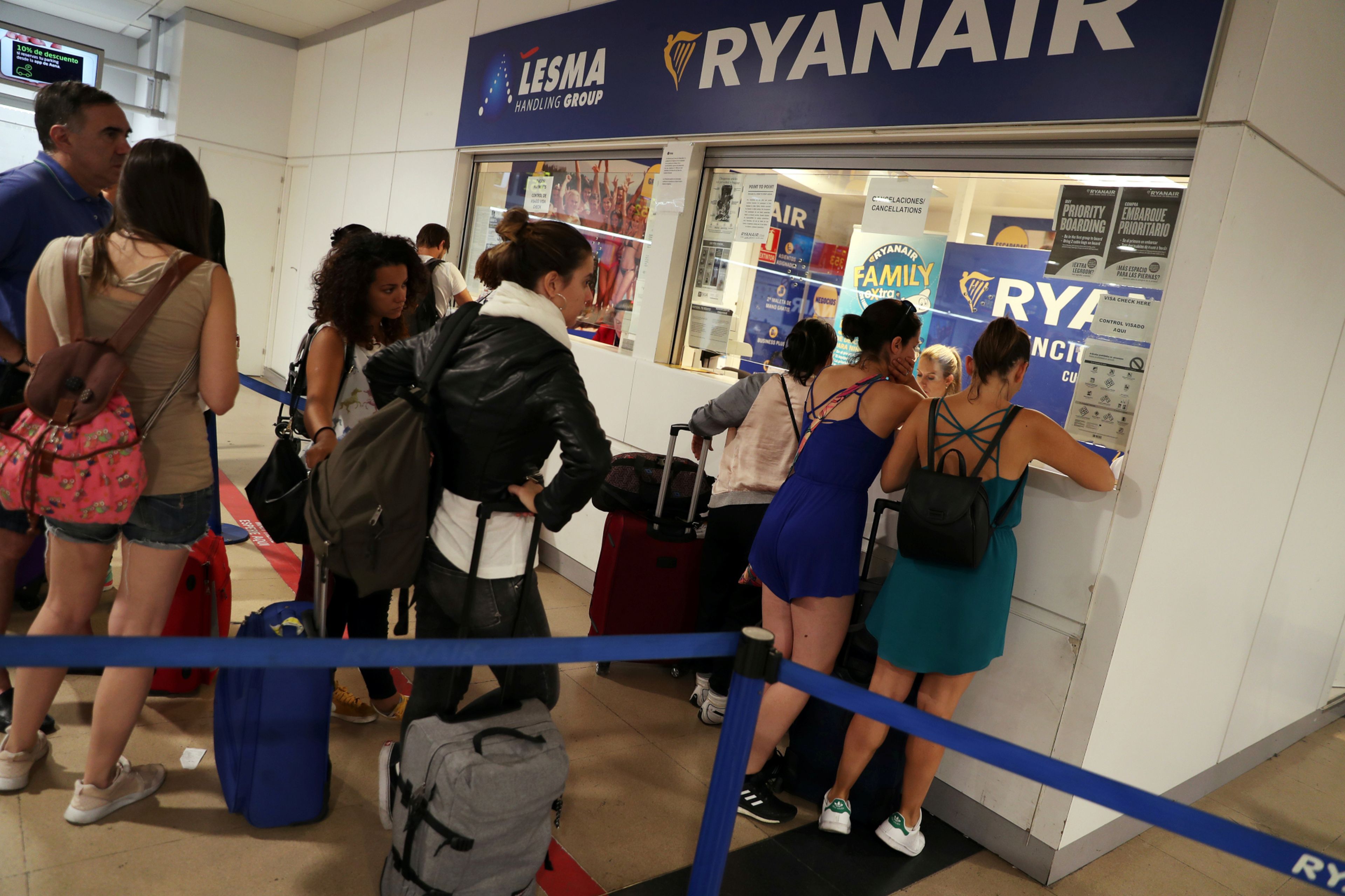 Pasajeros reclaman ante un mostrador de Ryanair