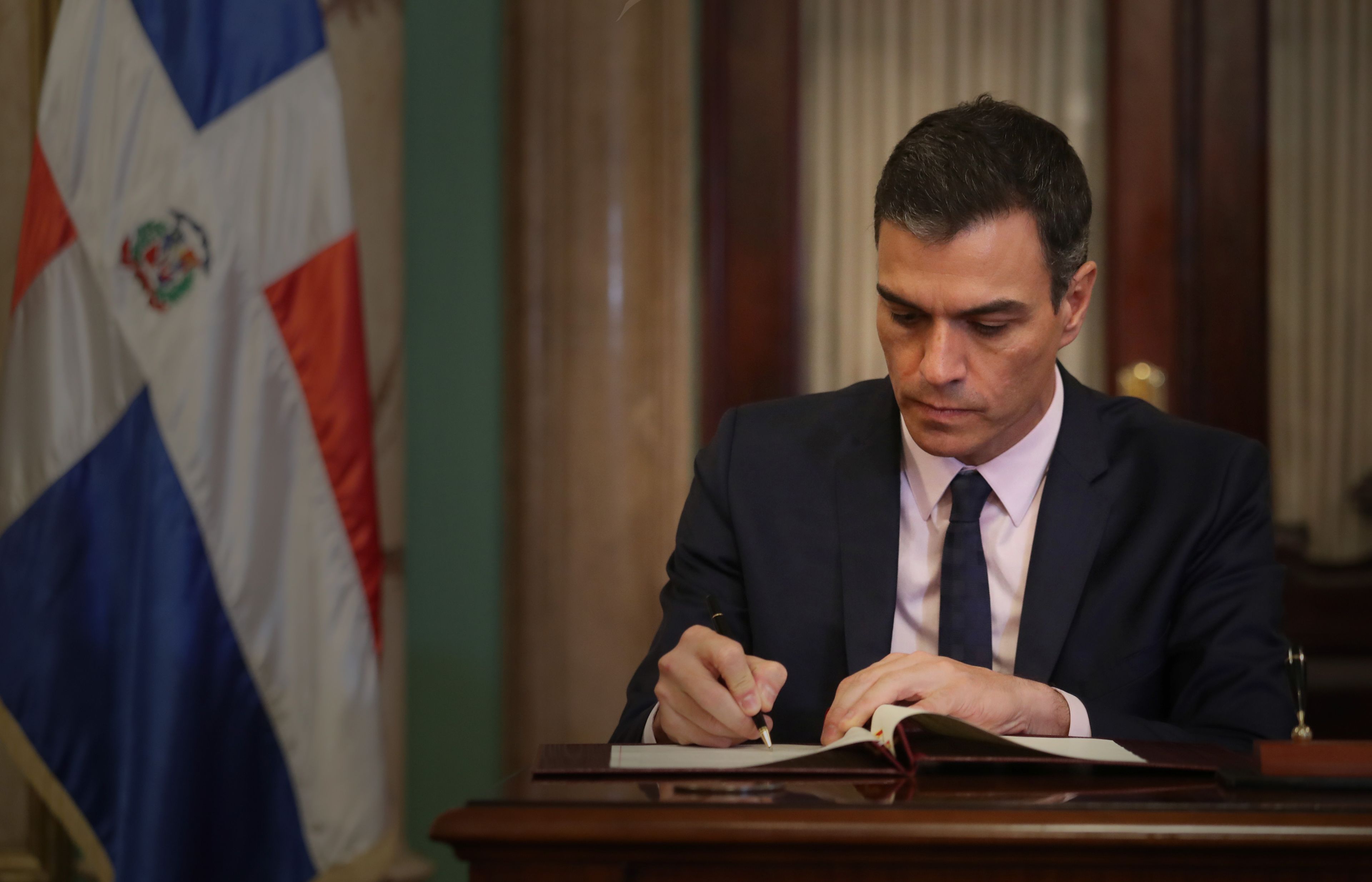 Pedro Sánchez firmando un documento