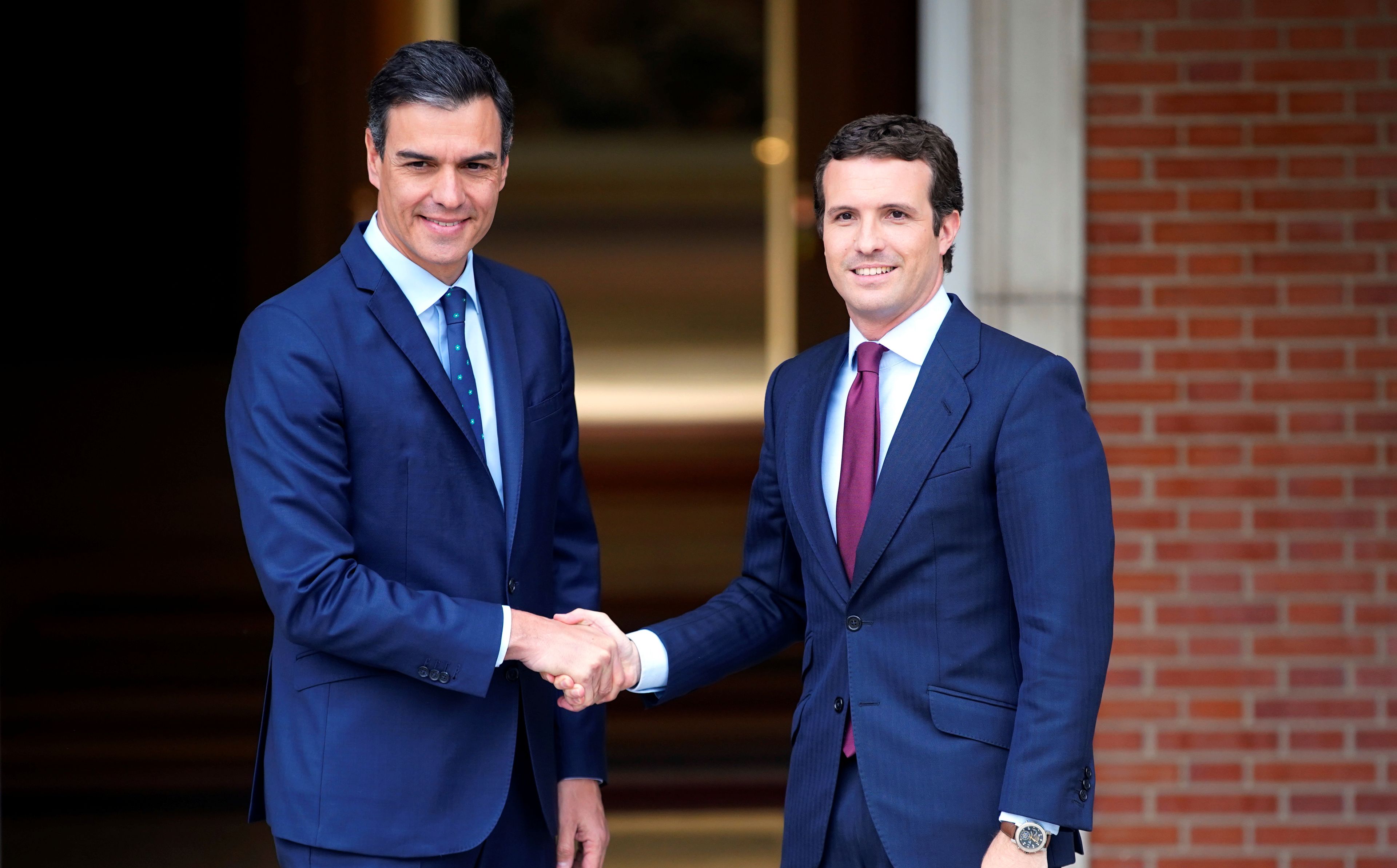 Pedro Sánchez y Pablo Casado se reúnen en el Palacio de la Moncloa en mayo de 2019.