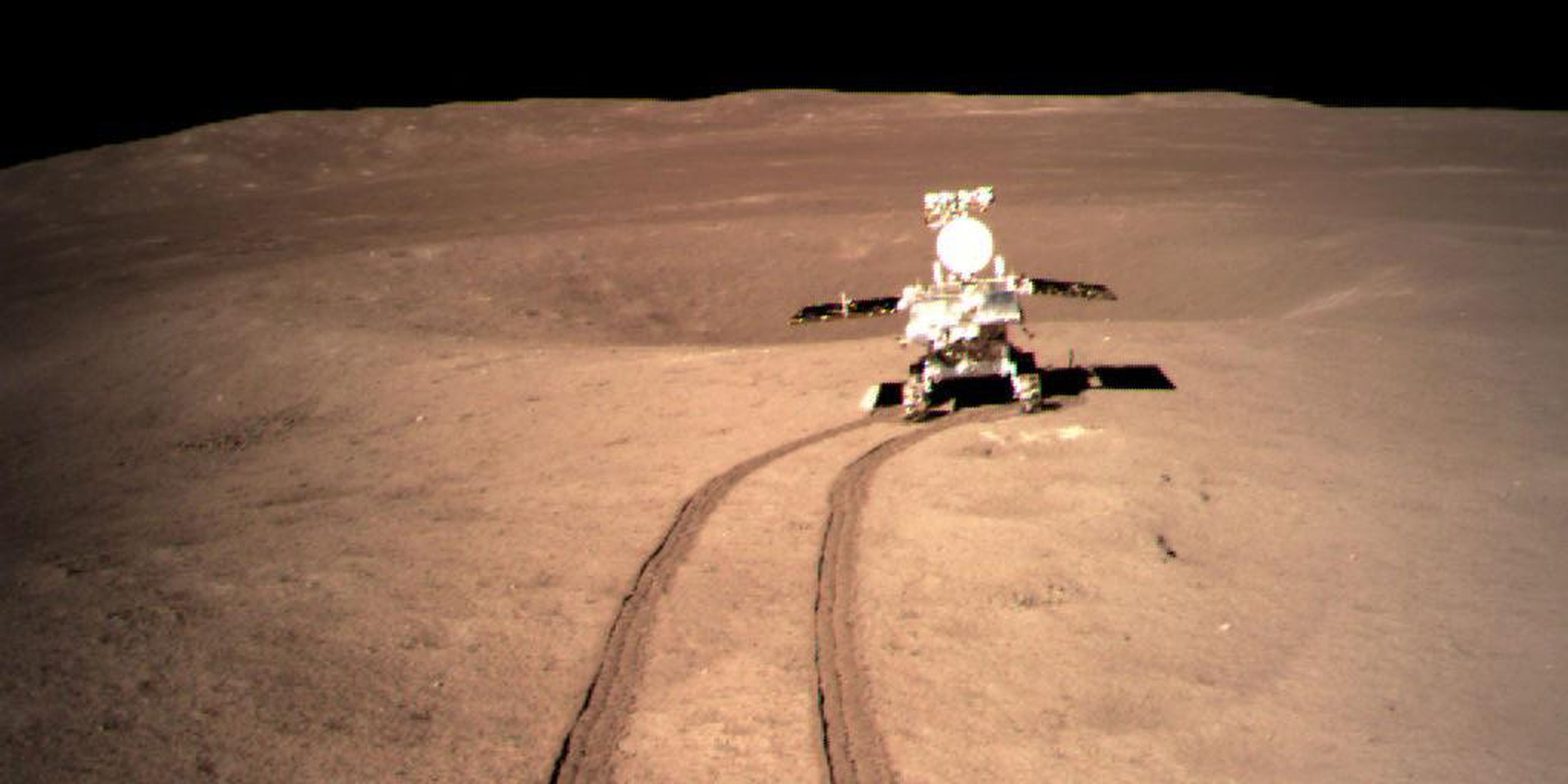Foto proporcionada por la Administración Nacional del Espacio de China (CNSA) el 4 de enero de 2019 muestra la imagen de Yutu-2, el rover lunar de China, en la ubicación A preestablecida en la superficie del lado lejano de la luna.