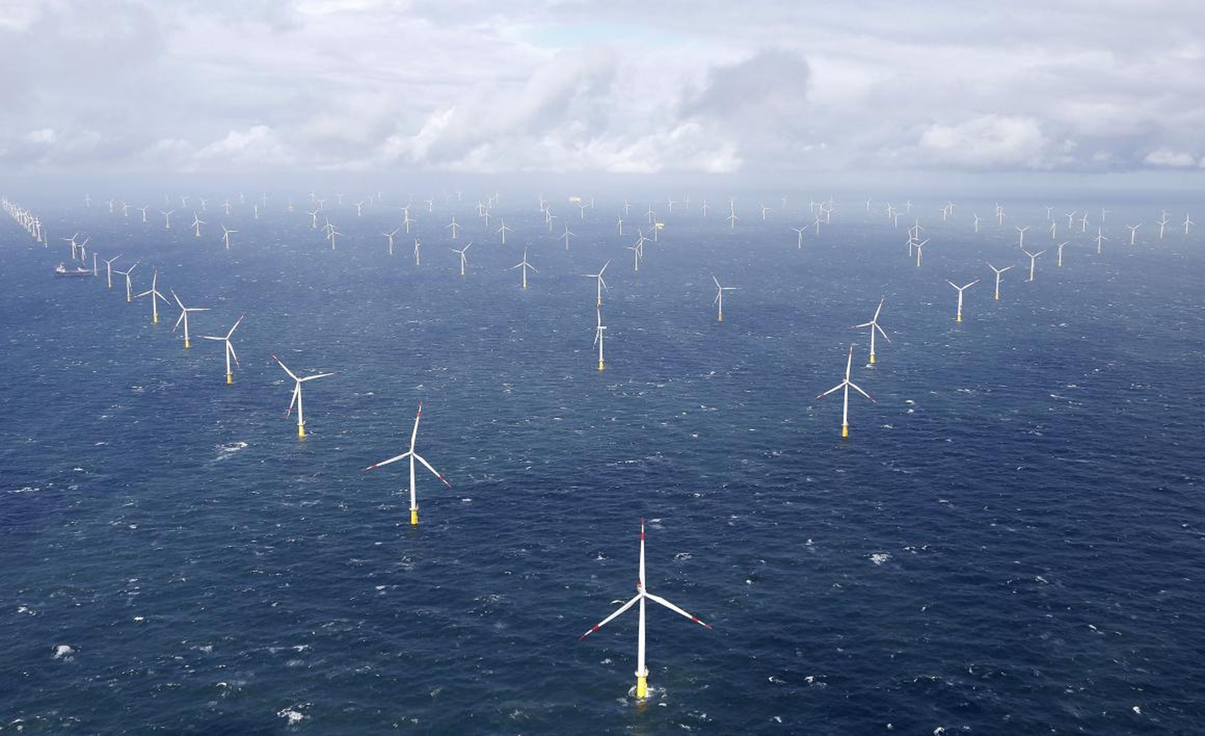 Turbinas eólicas generadoras de energía en el parque eólico offshore Amrumbank West cerca de la isla de Amrum, Alemania el 4 de septiembre de 2015.
