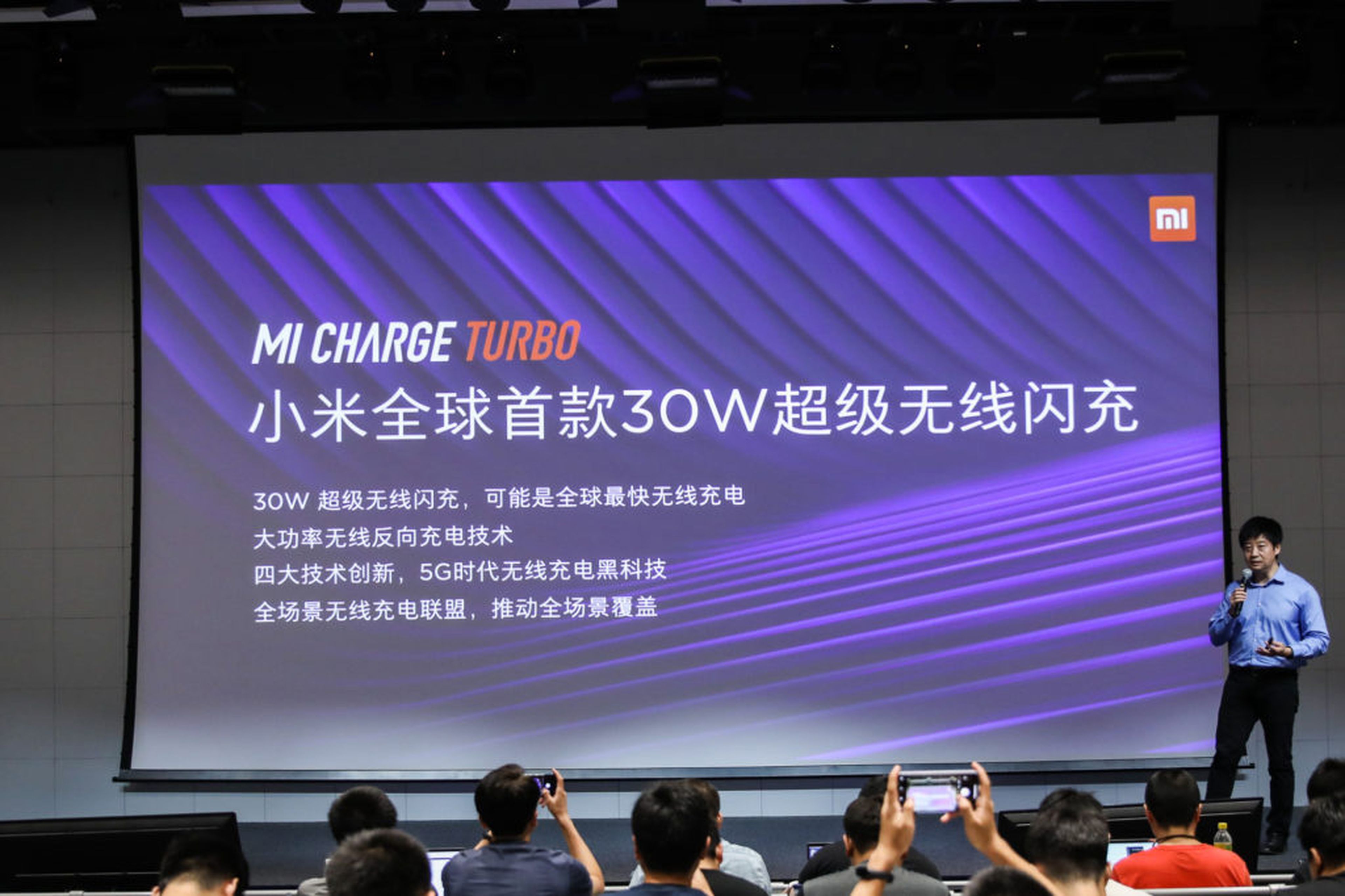 Presentación de la nueva tecnología de carga inalámbrica de Xiaomi.