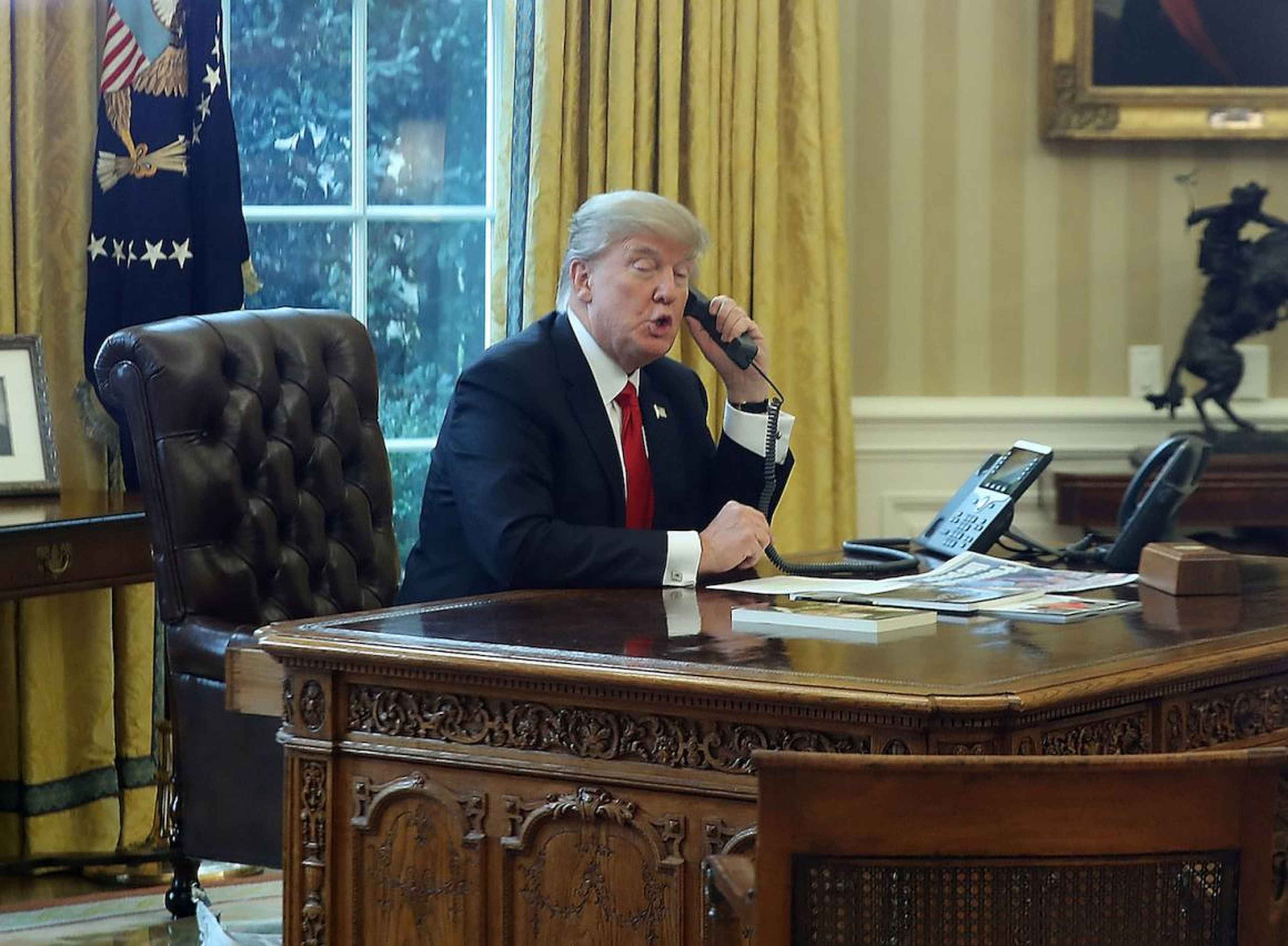 El presidente Donald Trump al teléfono en la Oficina Oval