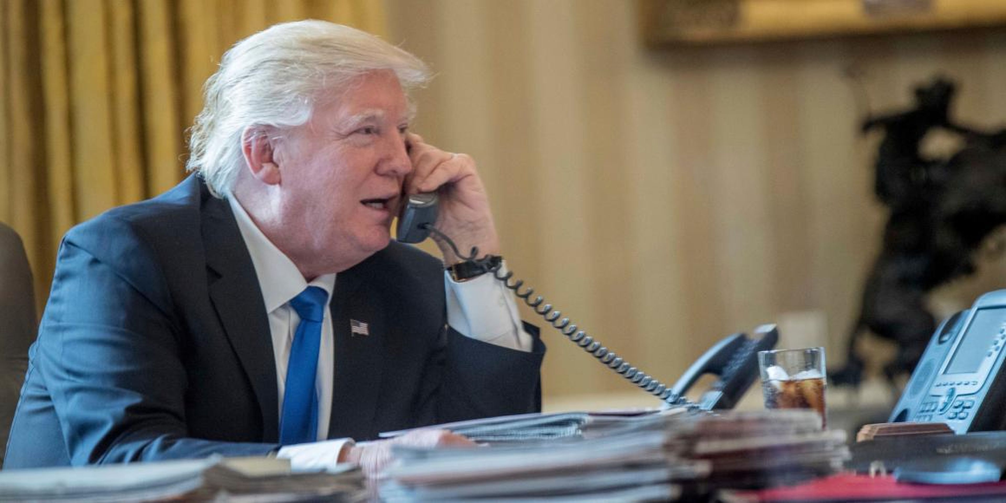 El presidente Trump habla por teléfono con su homólogo ruso, Vladimir Putin, en enero de 2017.