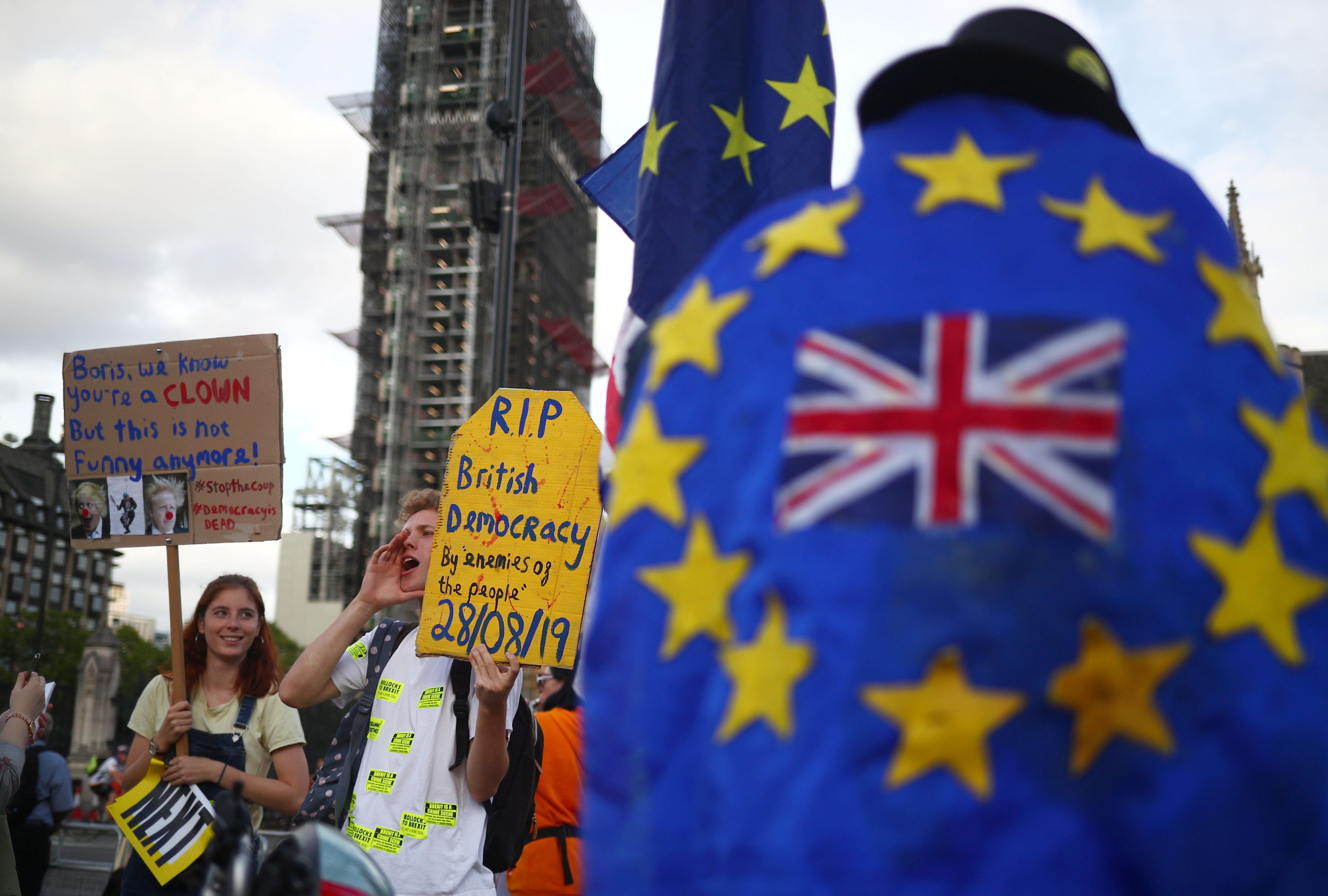 Los opositores al Brexit participan en una manifestación ante el Parlamento británico, en Londres.