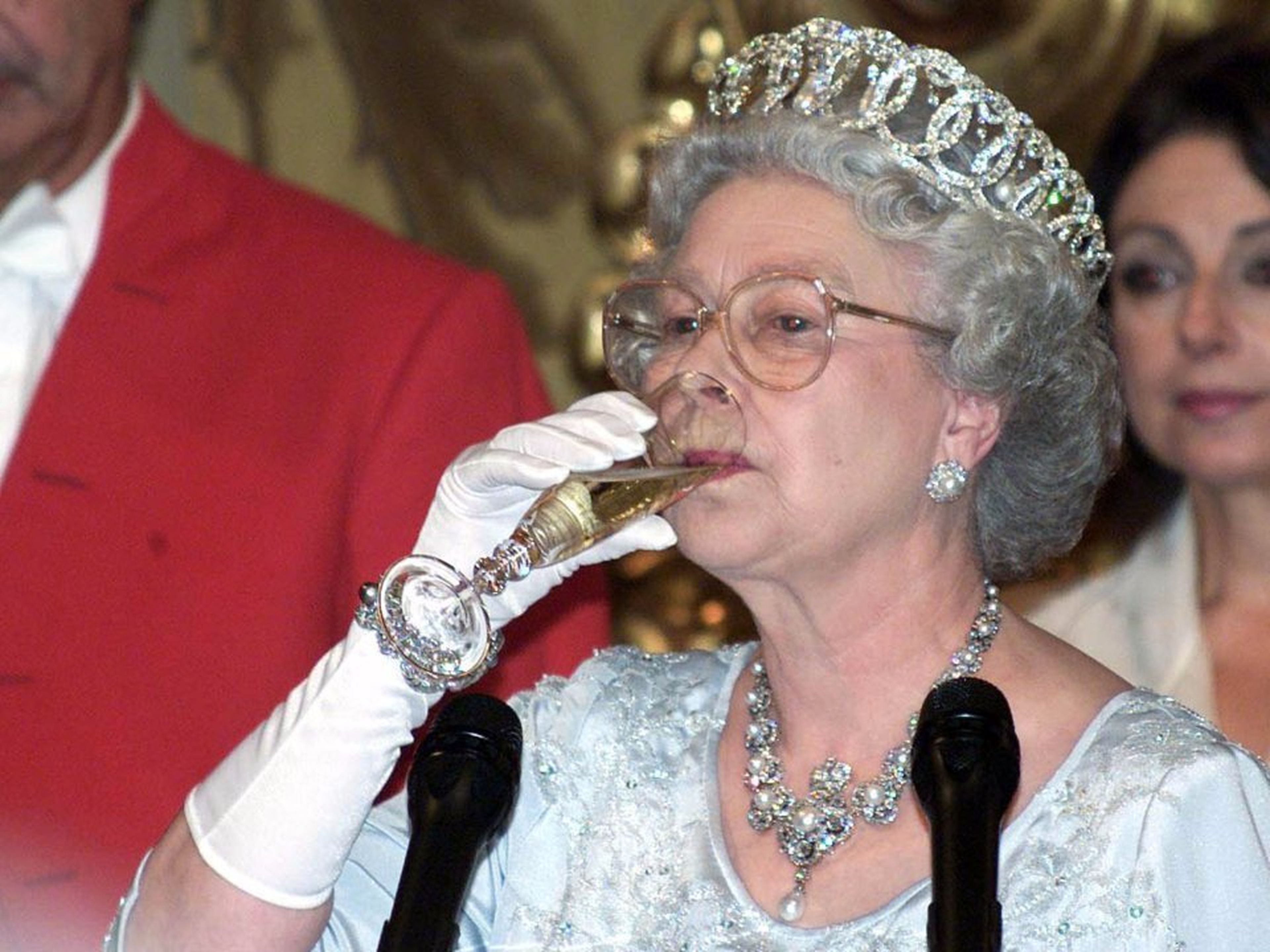 La reina disfruta de una copa de champán, pero no es una fan del vino.