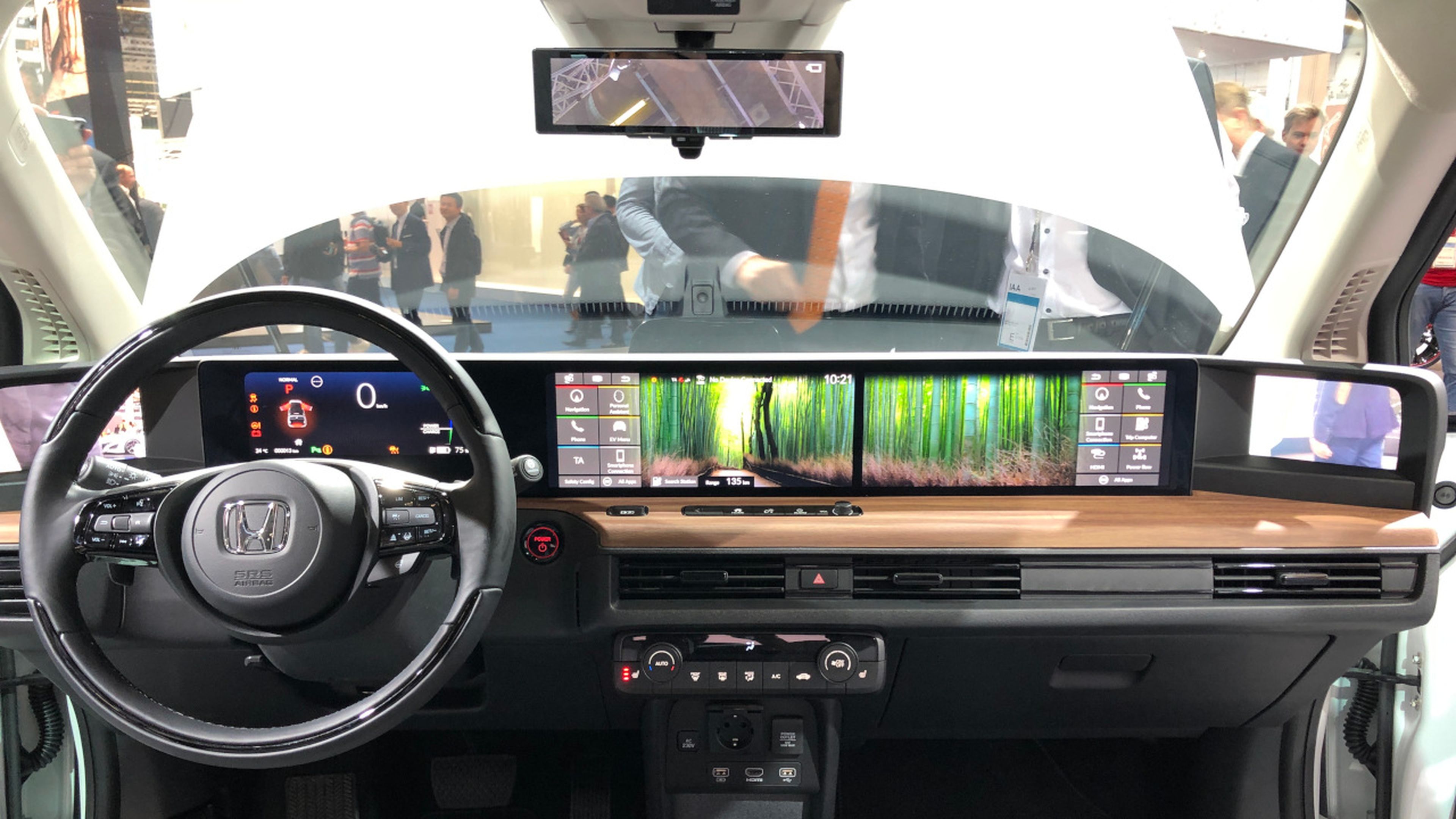Esta enorme pantalla preside el interior del Honda e.