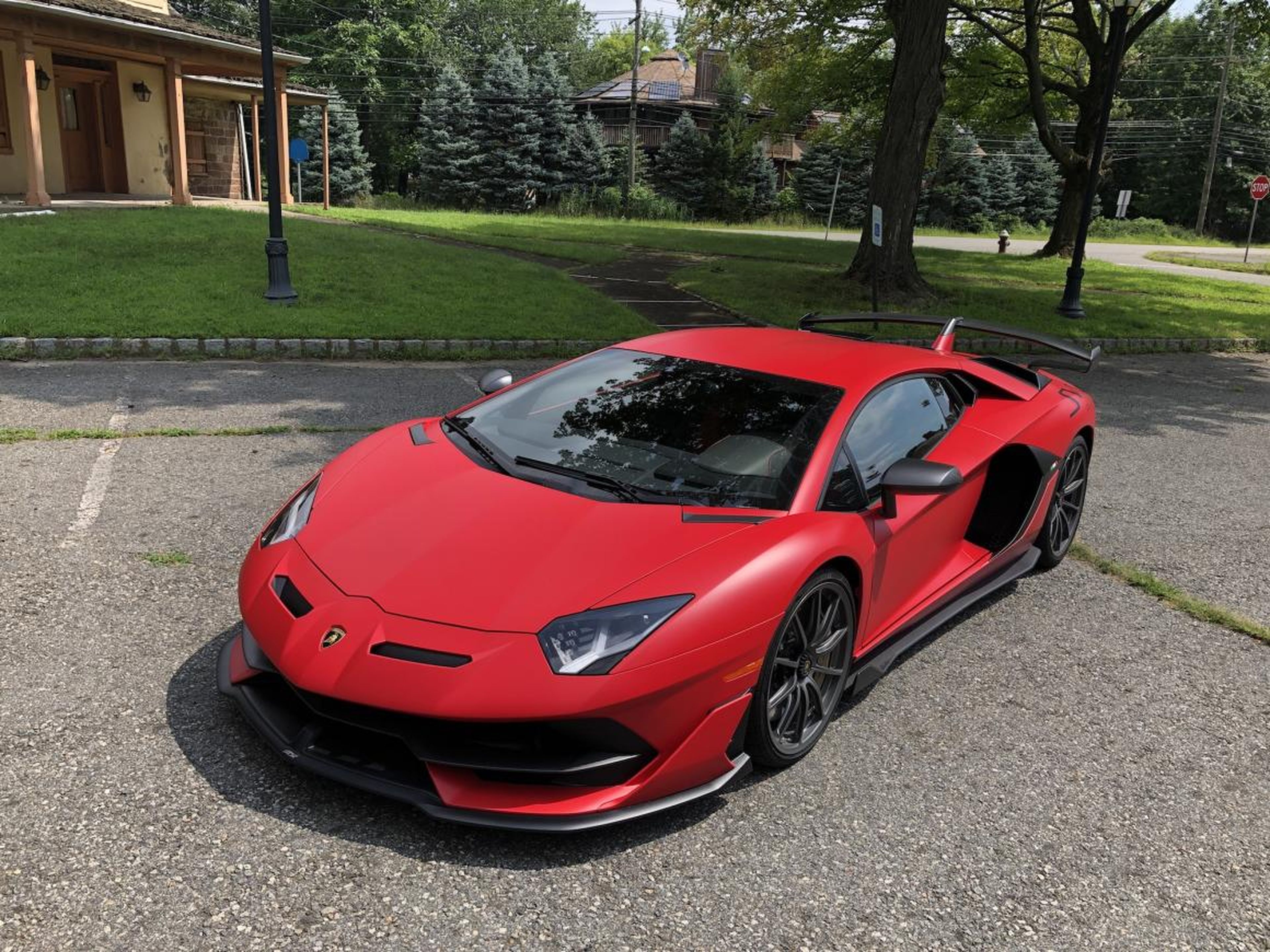 Saluda a mi Lamborghini Aventador SVJ, en color "rosso mimir", un rojo mate.