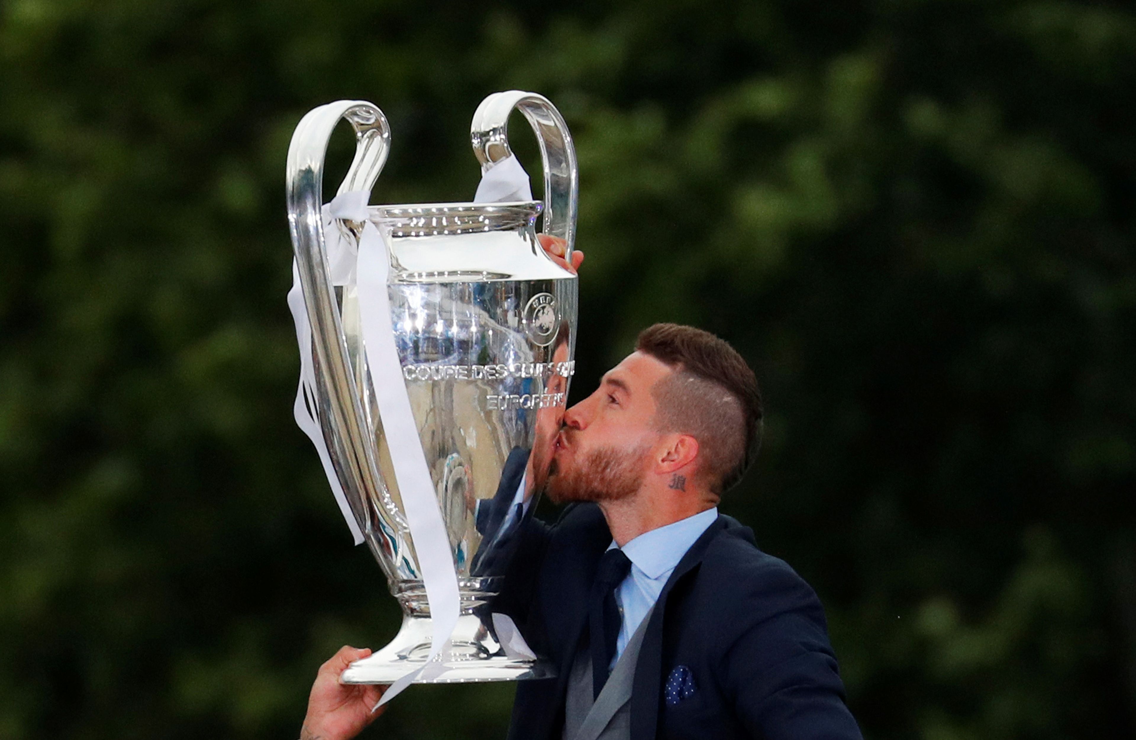 Sergio Ramos besa la última Champions que conquistó en 2018.