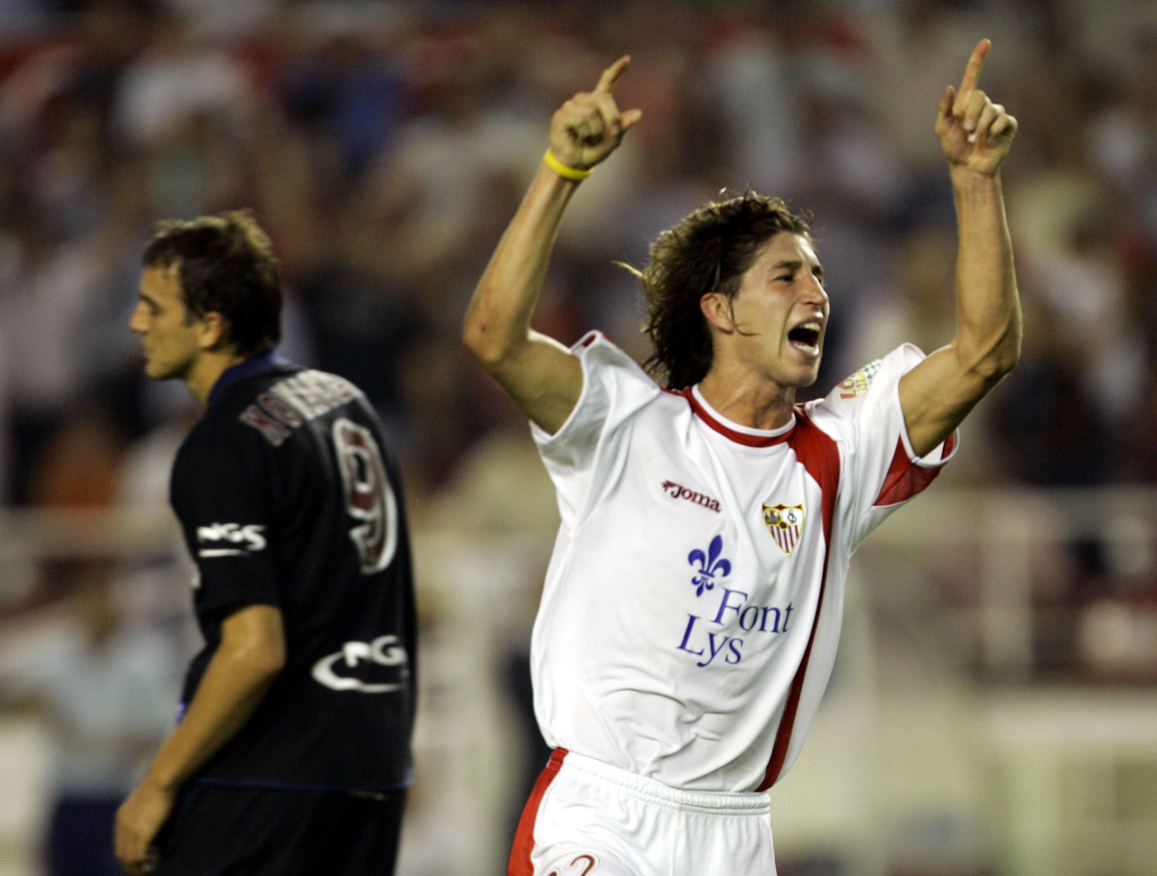 Sergio Ramos celebra un gol vistiendo la camiseta del Sevilla en 2004.