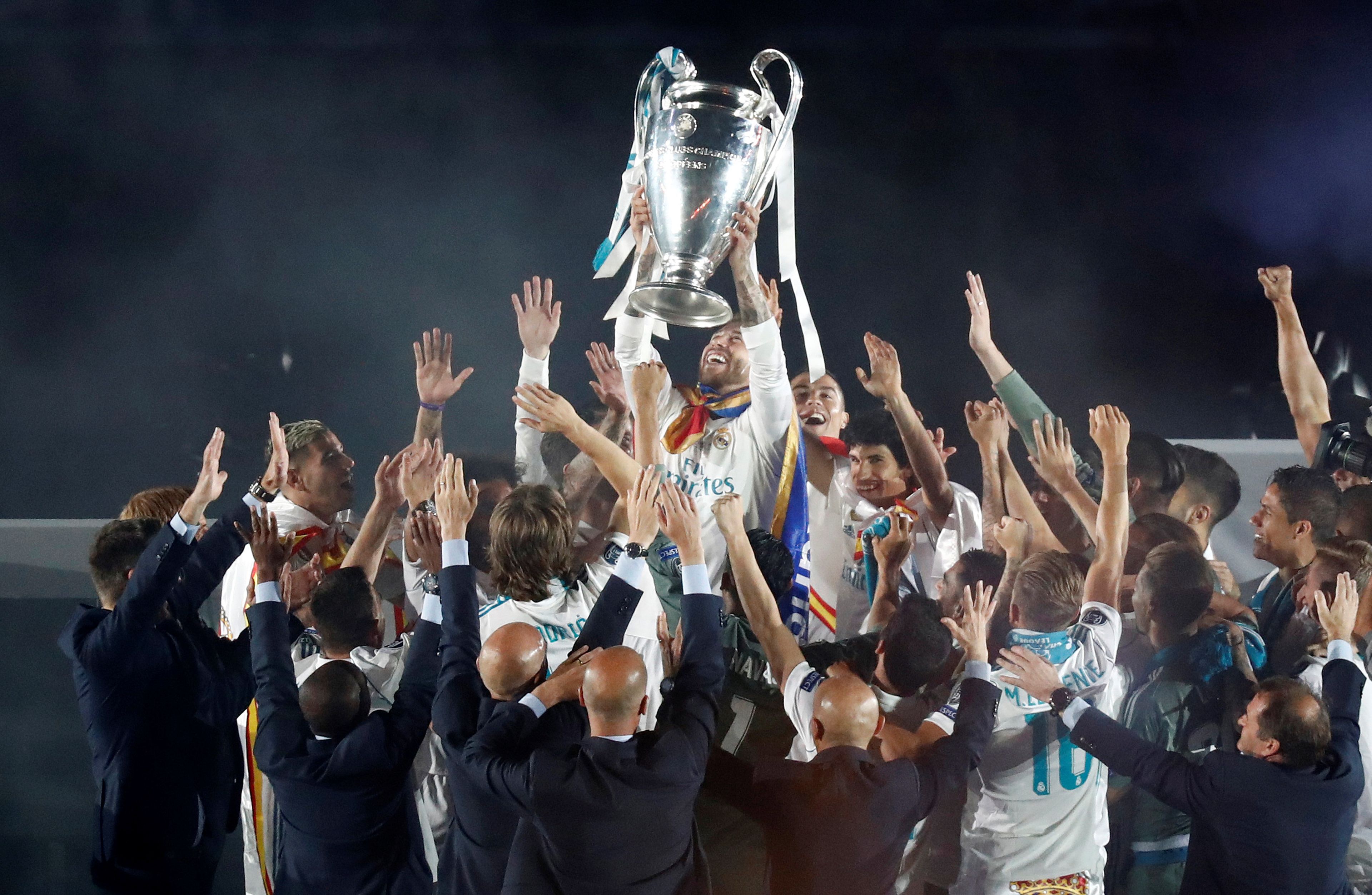 Sergio Ramos levanta la copa de la Champions League en 2018.