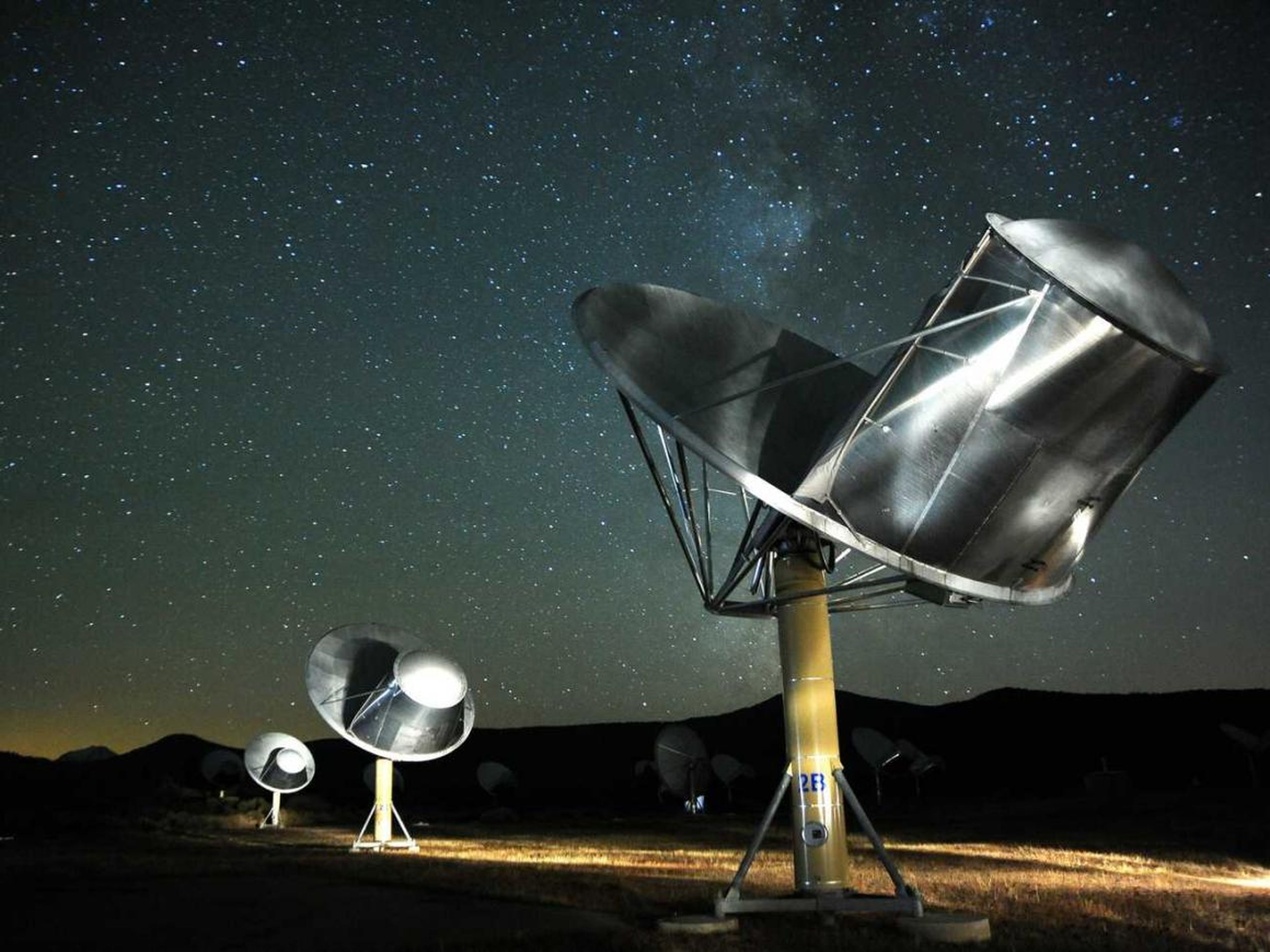 Varias antenas que forman parte del Conjunto de Telescopios Allen, buscan señales de vida alienígena.