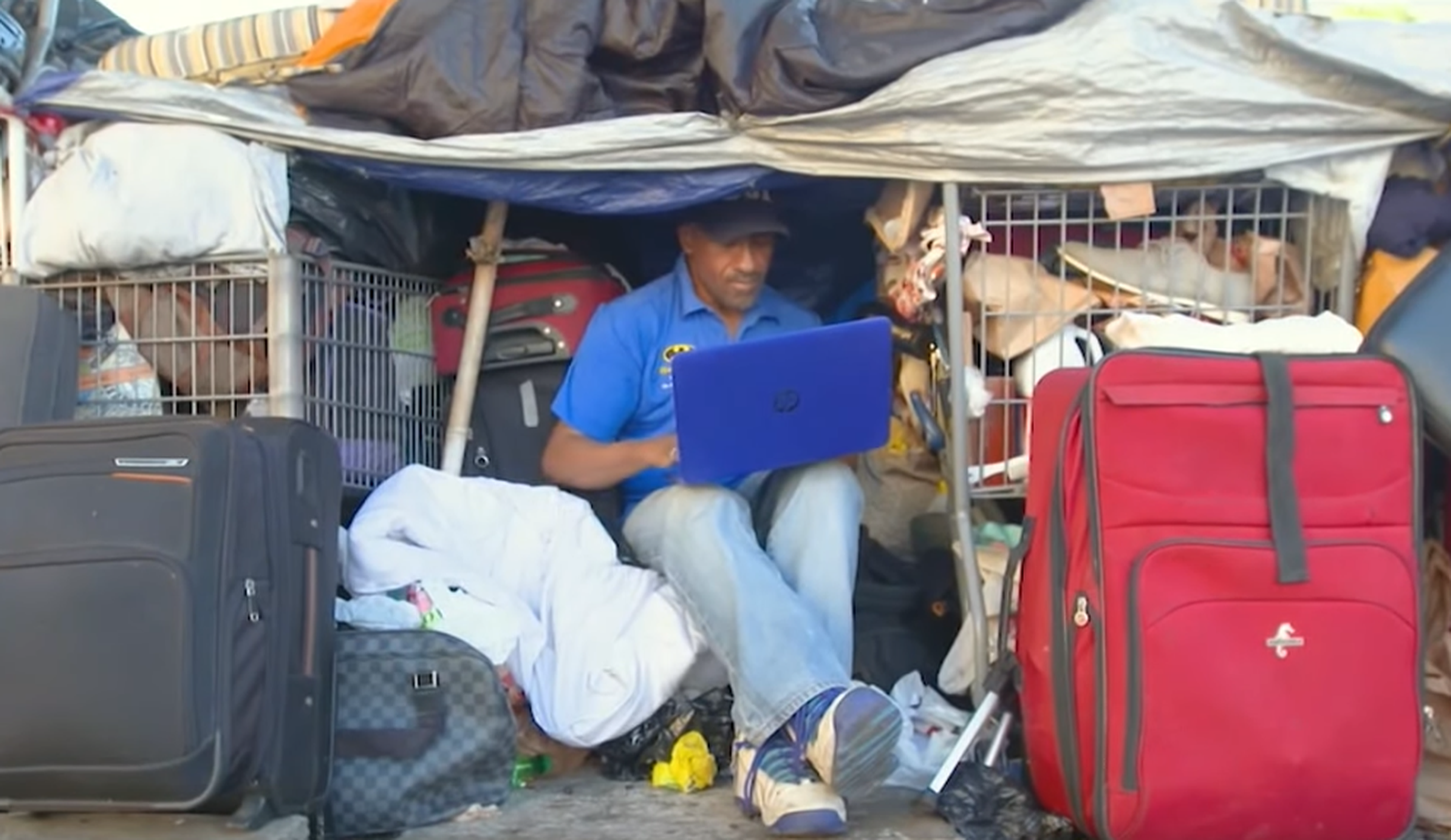 Shawn Pleasants, de 52 años de edad, entre sus pertenencias en las calles de Los Ángeles