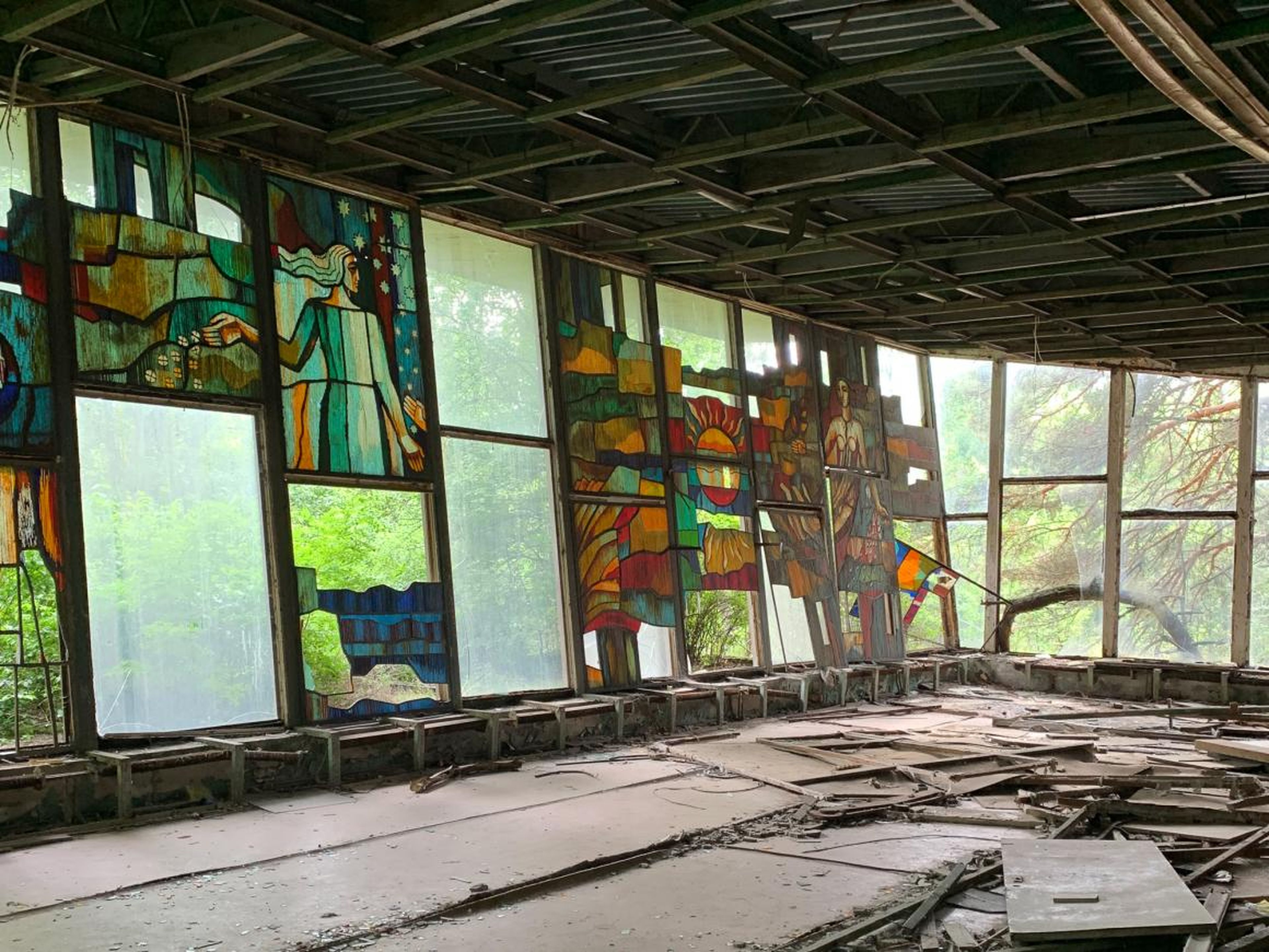 Un edificio abandonado con vidrieras en Pripyat.