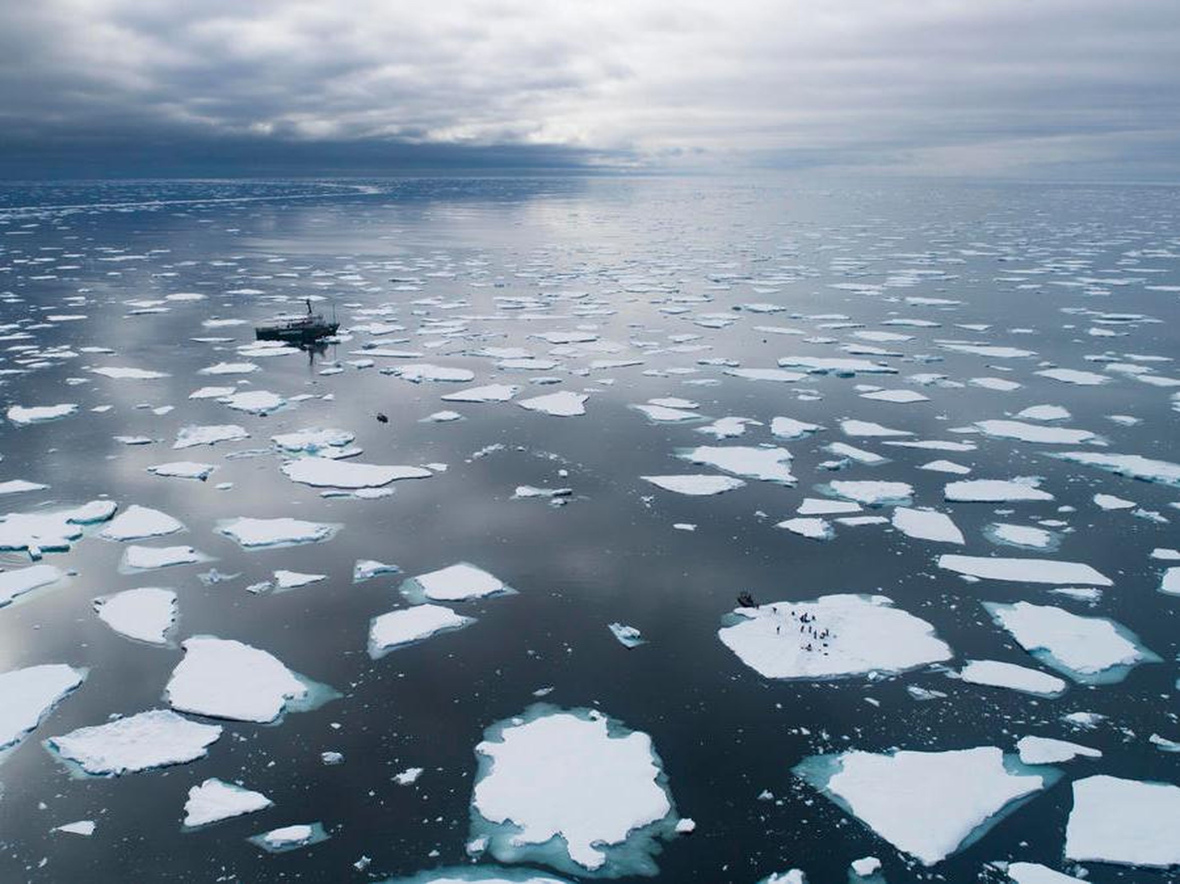 El barco Arctic Sunrise rodeado de bloques de hielo en el océano cerca de Svalbard, Noruega.