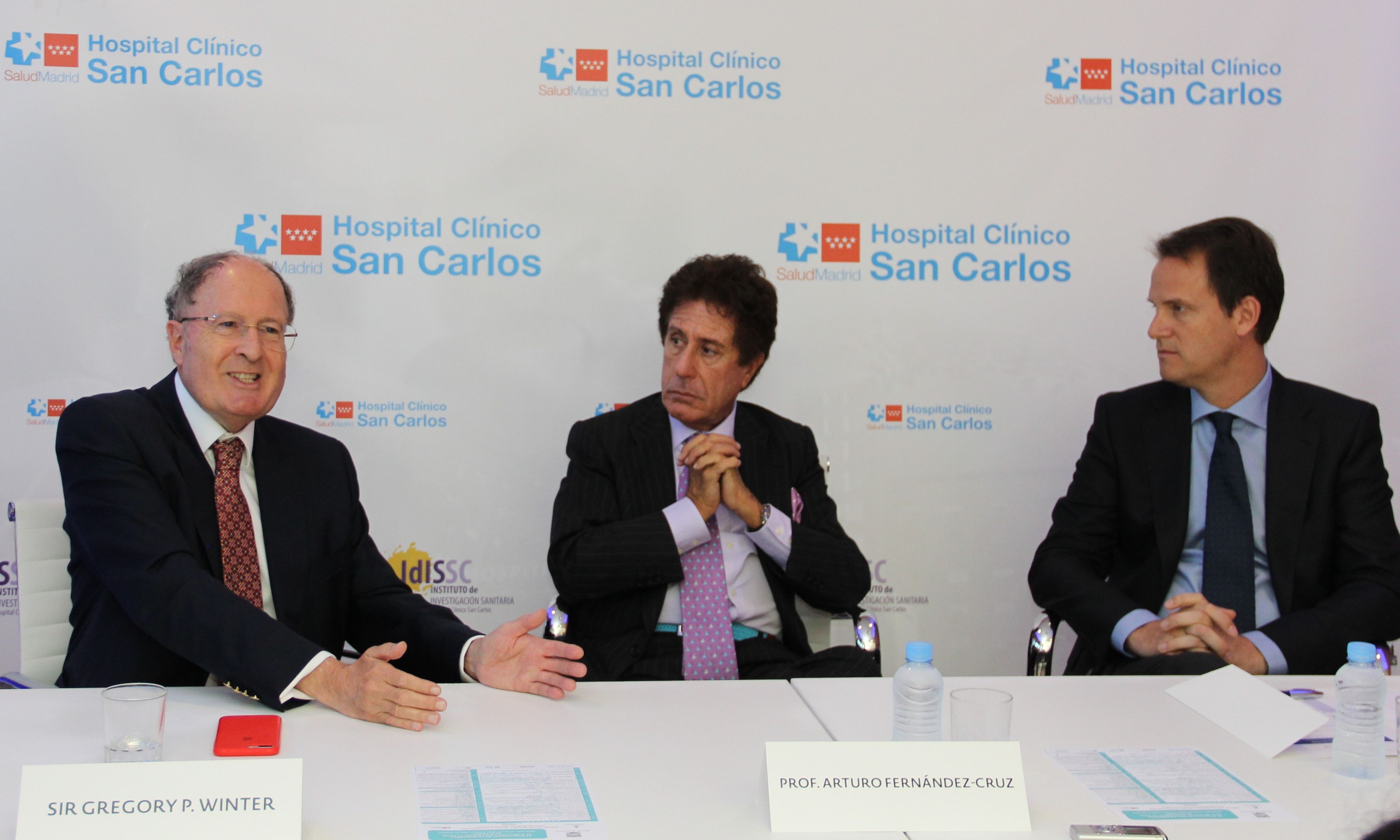 Sir Gregory P. Winter (Premio Nobel de Química 2018), el Prof. Arturo Fernández-Cruz (Presidente de la Fundación Fernández-Cruz) y el Dr. Luis Nudelman (director médico de AbbVie en España).
