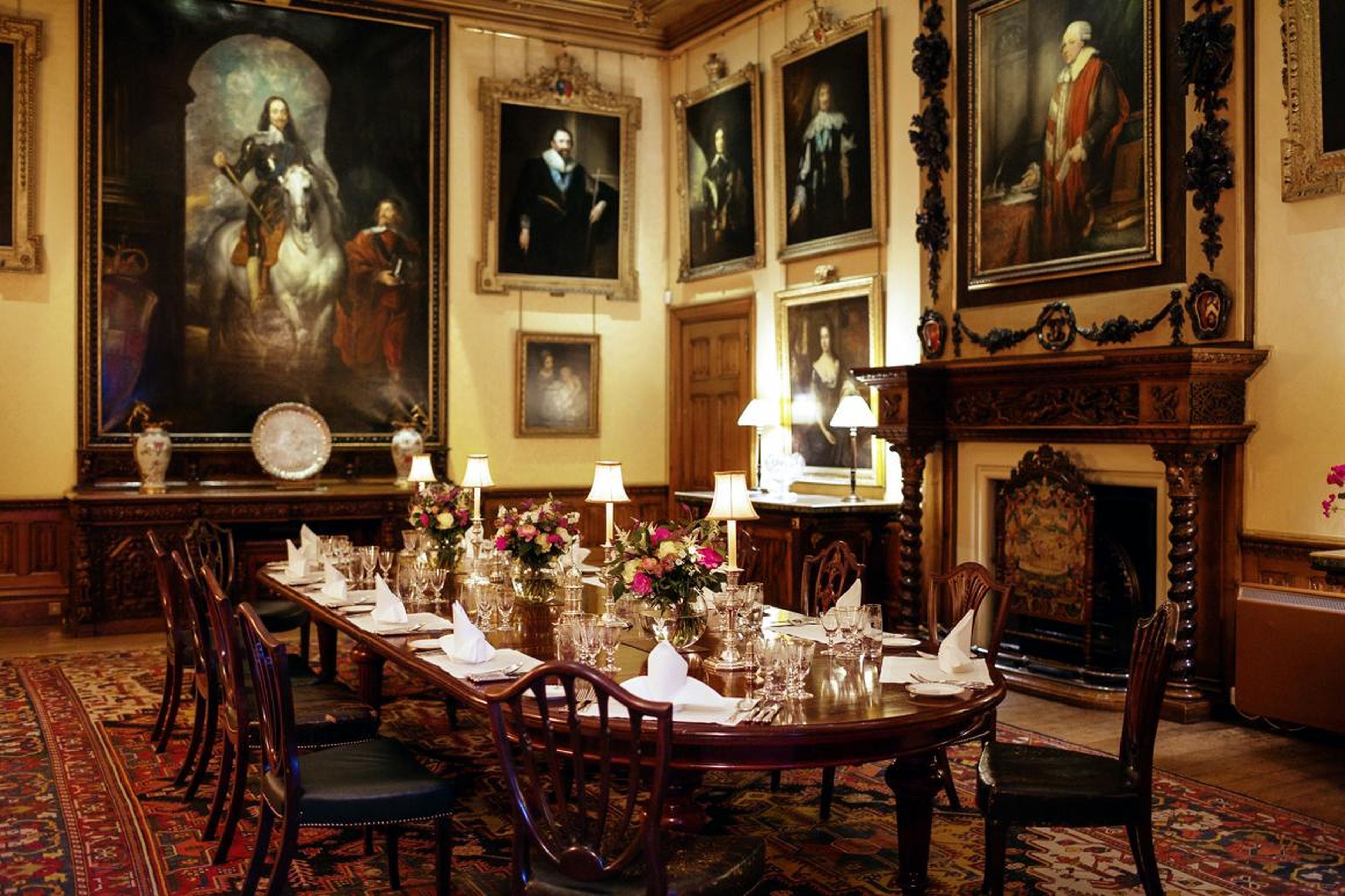 El servicio de mayordomo te esperará durante la cena formal en el castillo.