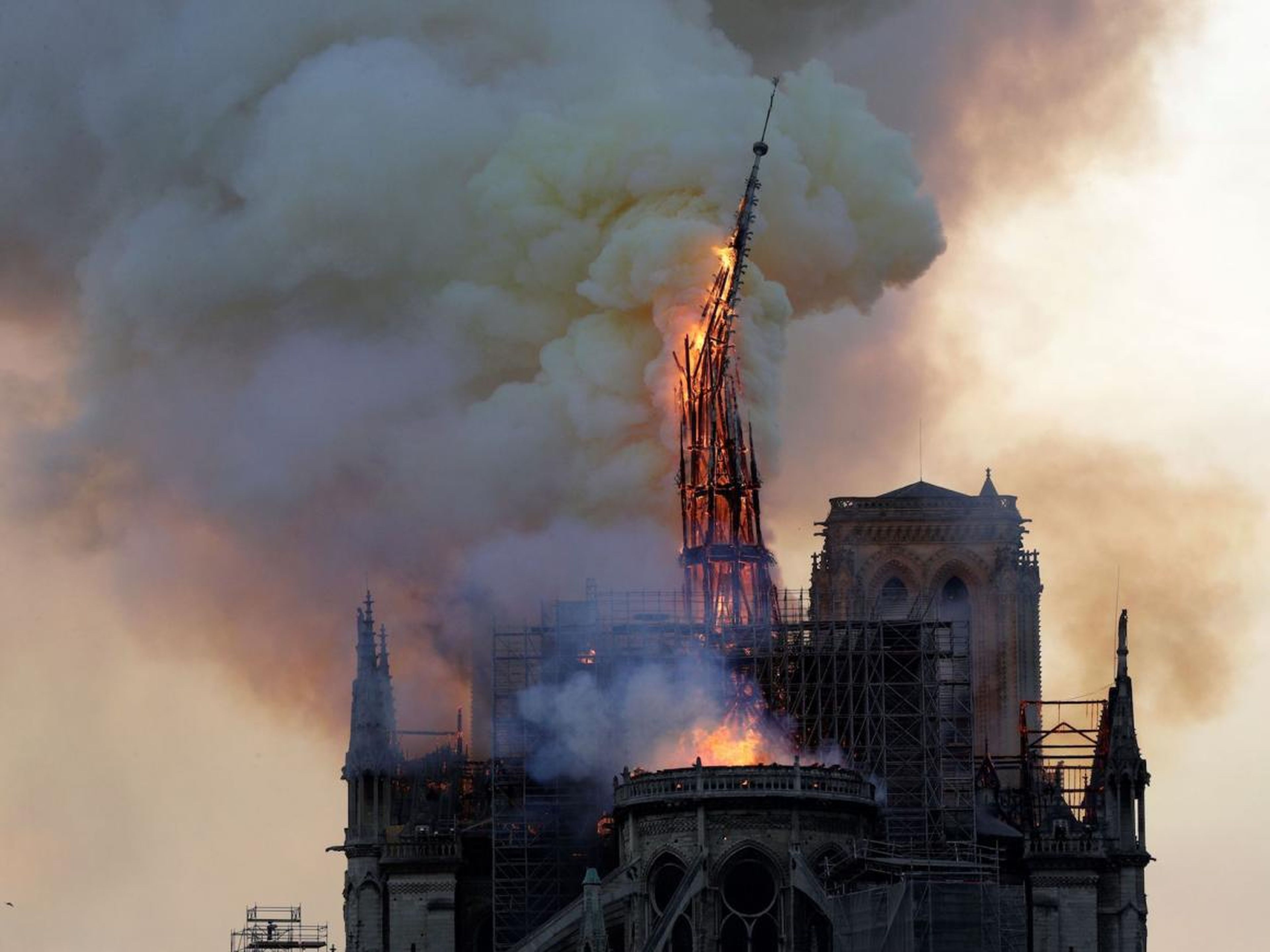 La aguja de Notre-Dame colapsa y cae mientras el templo es engullido por las llamas en París el 15 de abril de 2019.