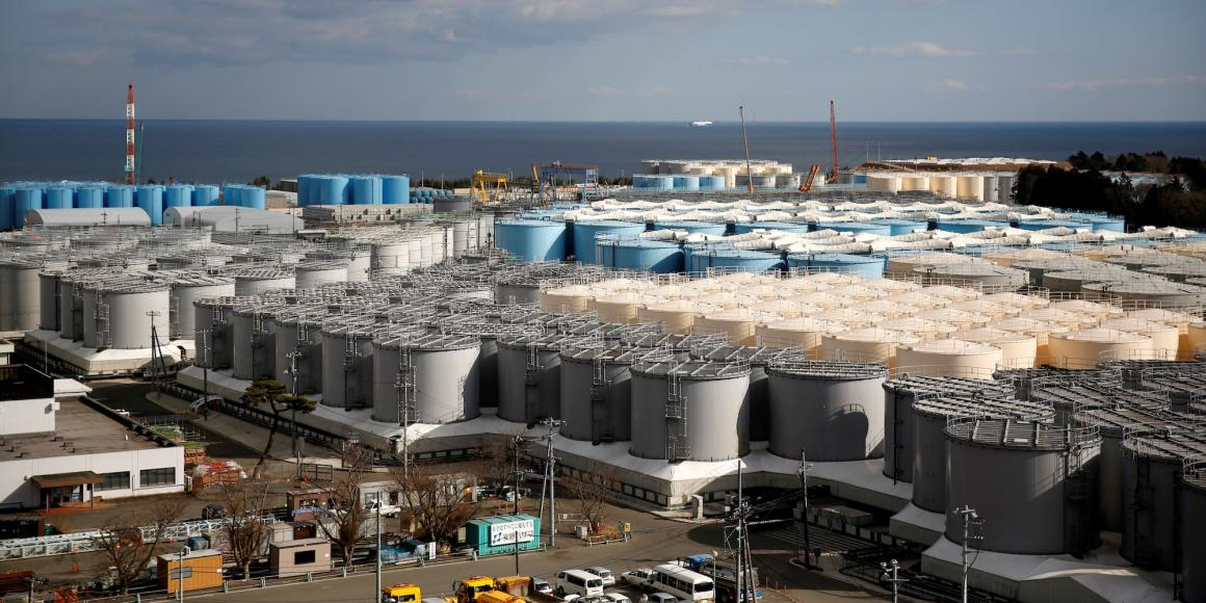 Tanques de almacenamiento de agua radiactiva son vistos en la planta de energía nuclear de Fukushima Daiichi, en la ciudad de Okuma, prefectura de Fukushima, Japón, el 18 de febrero de 2019.