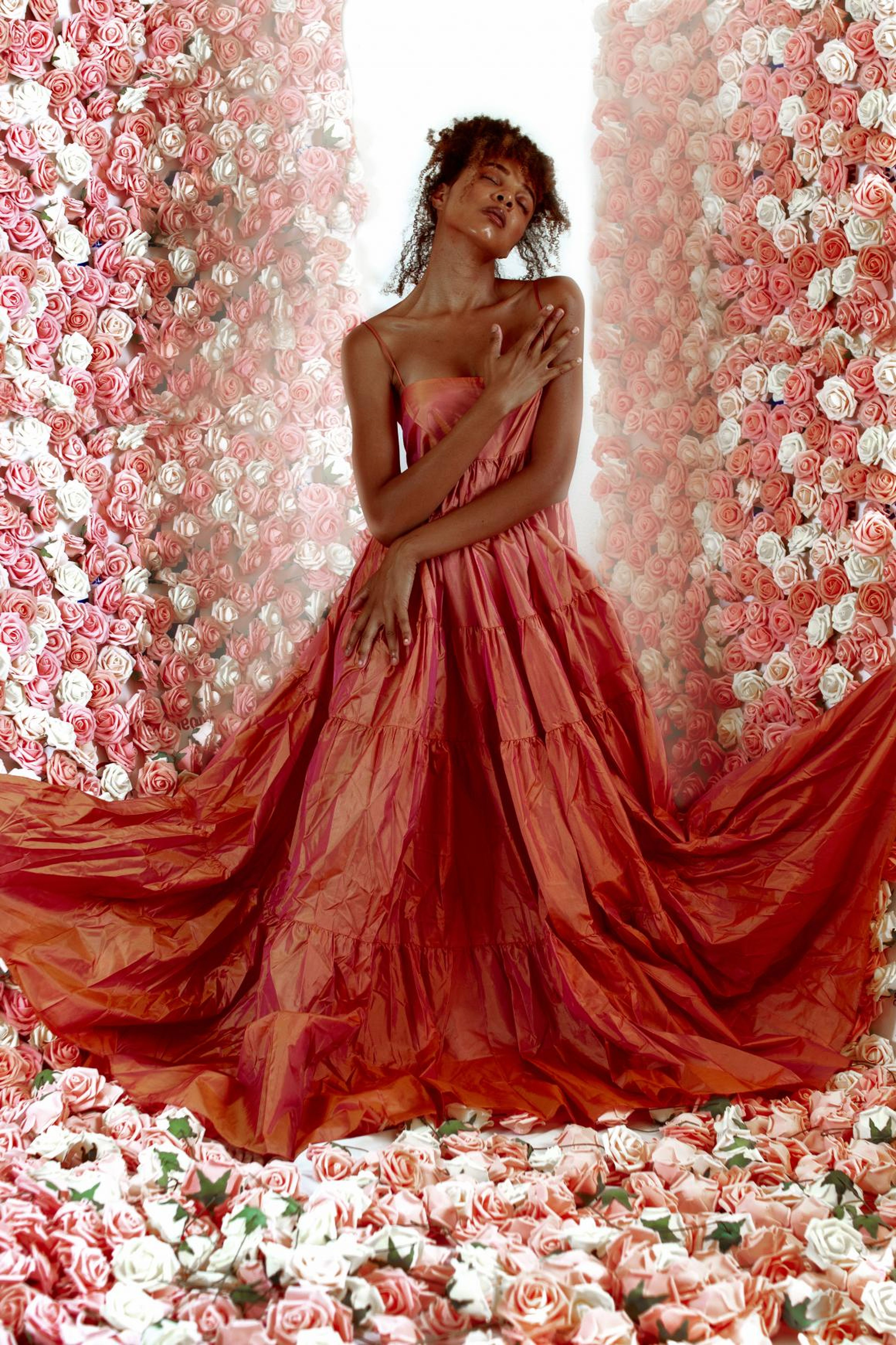 Este impresionante pasillo lleno de rosas fue inspirado por una campaña de Zendaya para Lancôme y Viktor & Rolf's Flowerbomb Enchanted Garden.