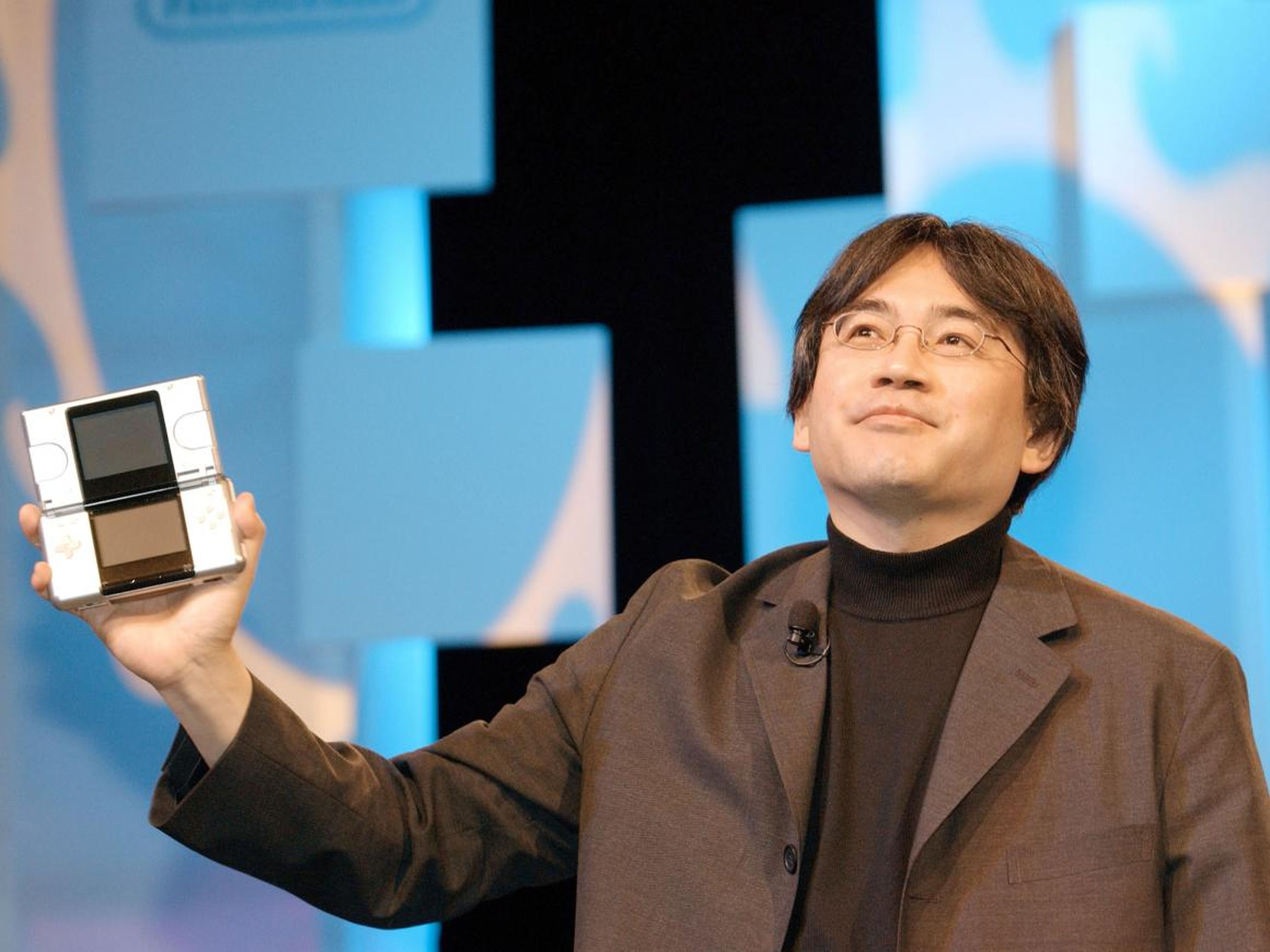 Satoru Iwata, presidente de Nintendo en 2004 con la Nintendo DS.
