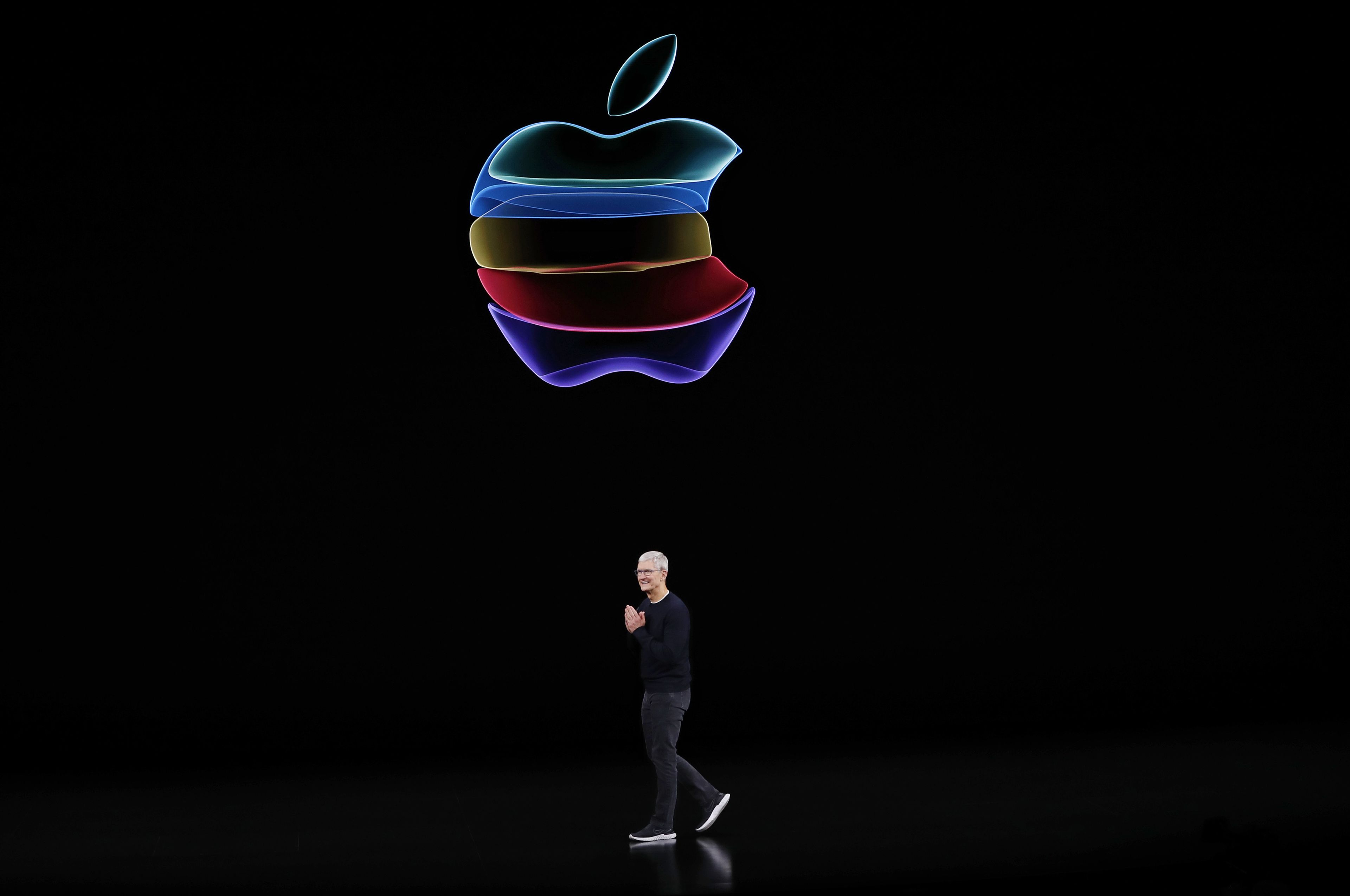 Tim Cook y el logotipo de Apple