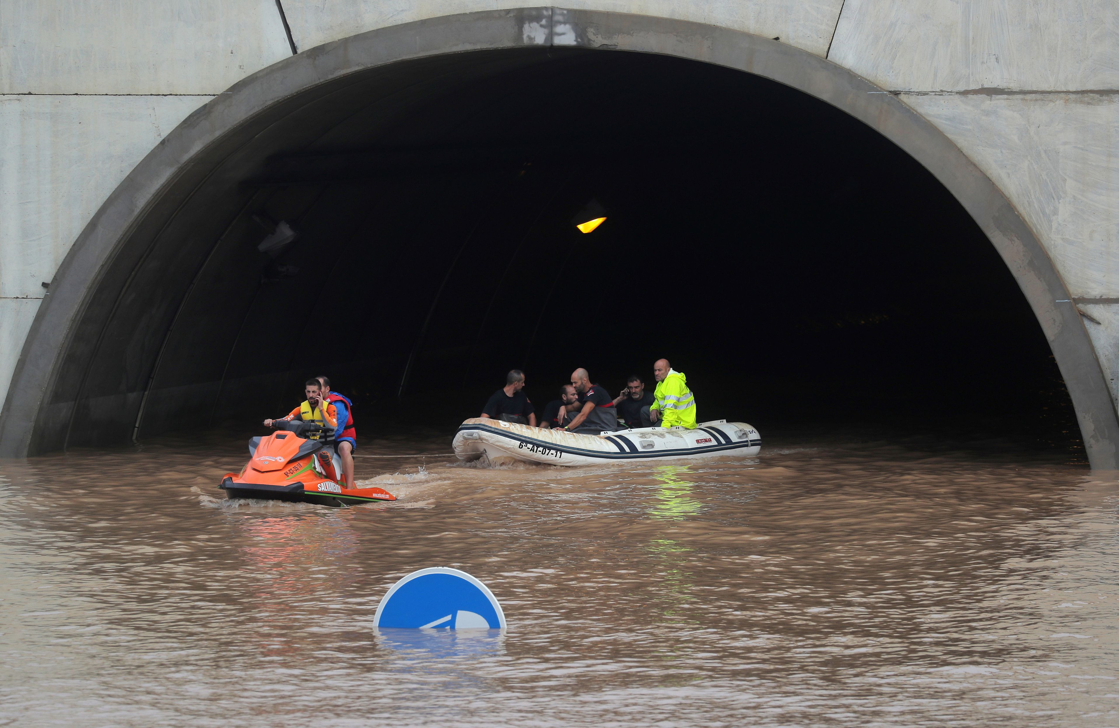 Trabajadores de rescate embarcados en un tunel inundado por la DANA.