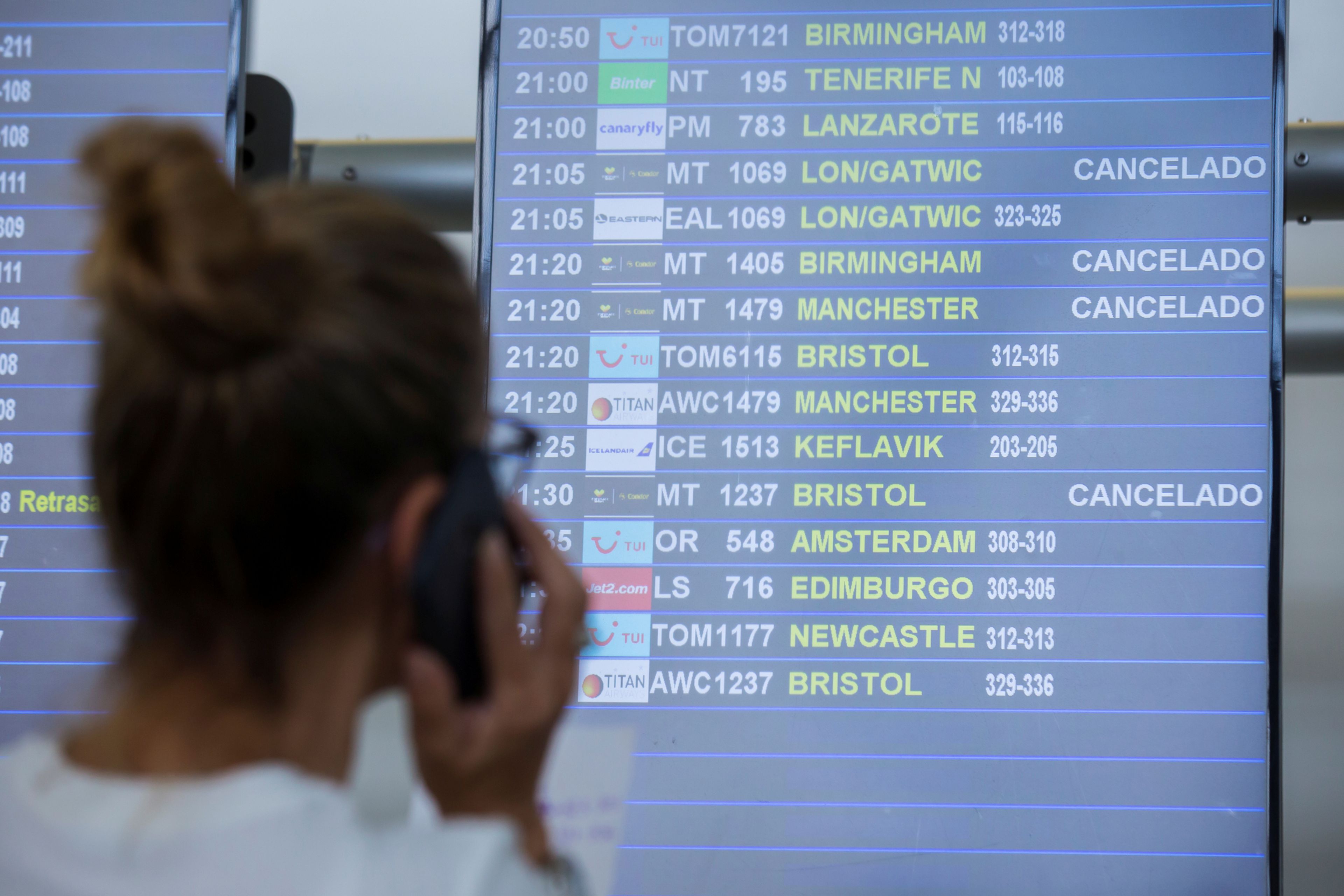 Una turista mira los vuelos de Thomas Cook cancelados en el aeropuerto de Las Palmas