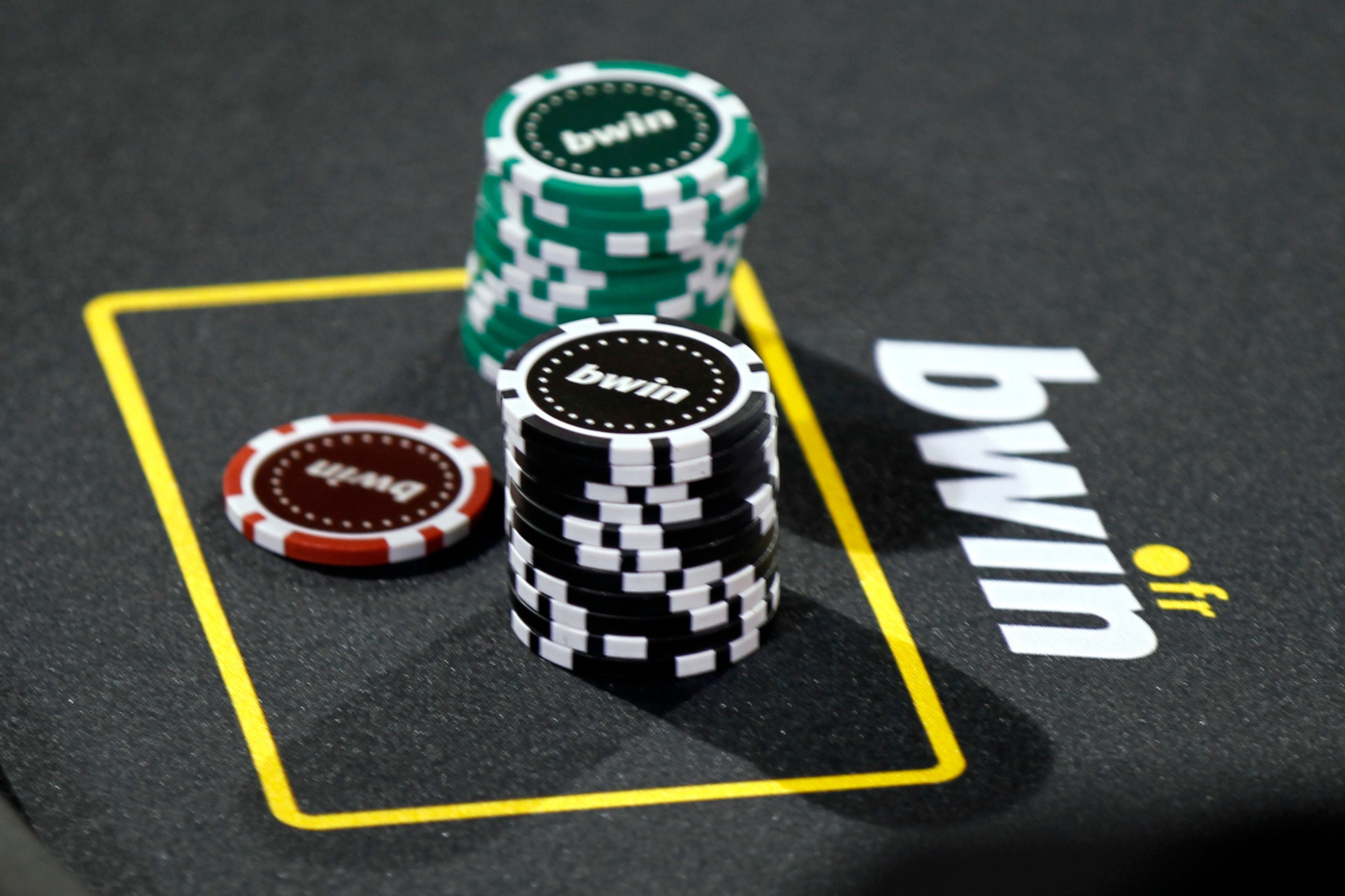 Unas fichas de poker en una mesa con publicidad de Bwin