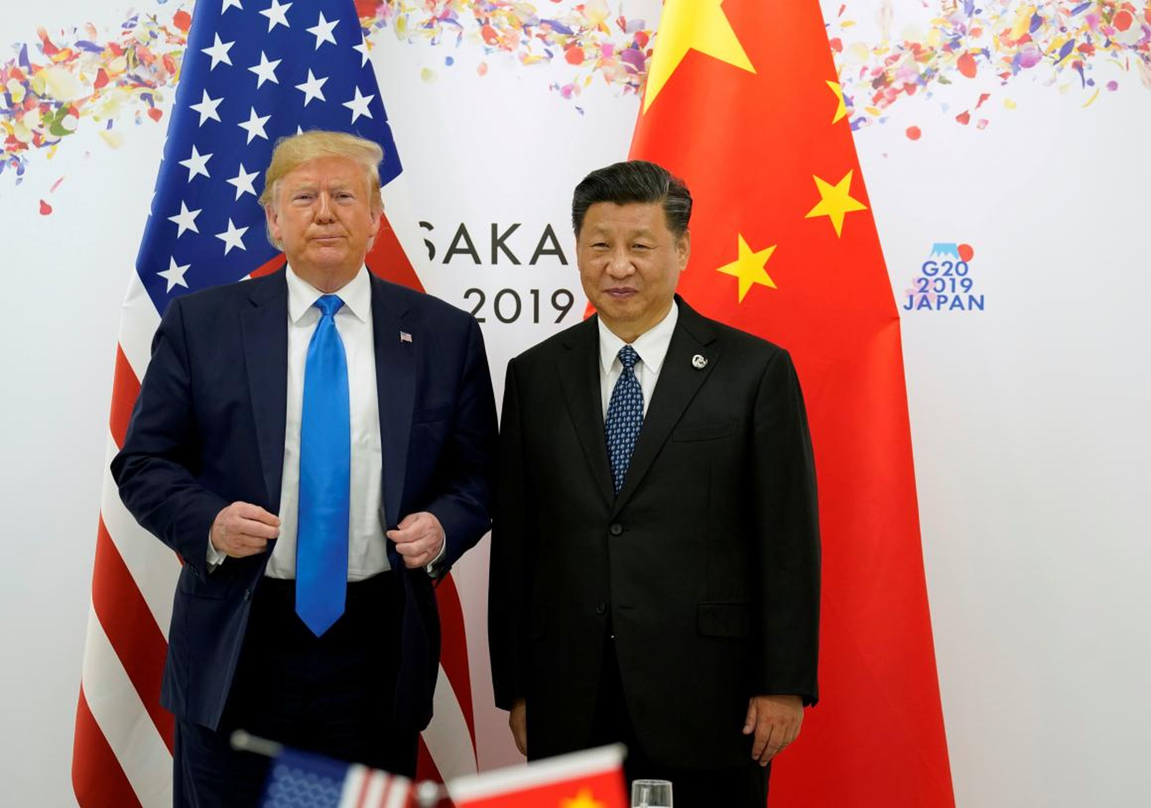 El presidente de Estados Unidos, Donald Trump, y el presidente de China, Xi Jinping, posan para una foto antes de su reunión bilateral durante la cumbre de líderes del G20 en Osaka, Japón, el 29 de junio de 2019.