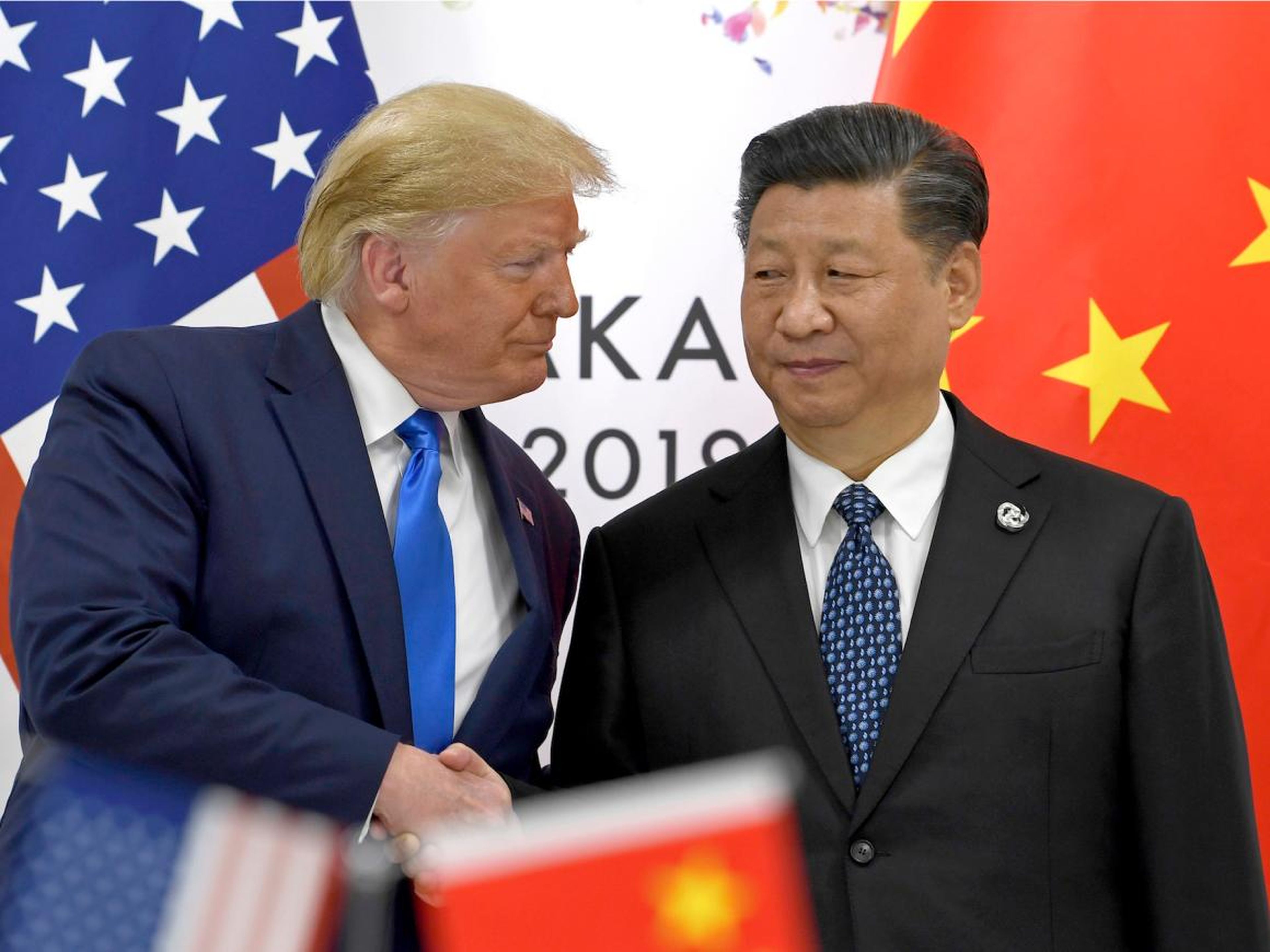Donald Trump le da la mano al presidente c hino Xi Jinnping en una reunión durante el G-20 de Osaka, Japón.