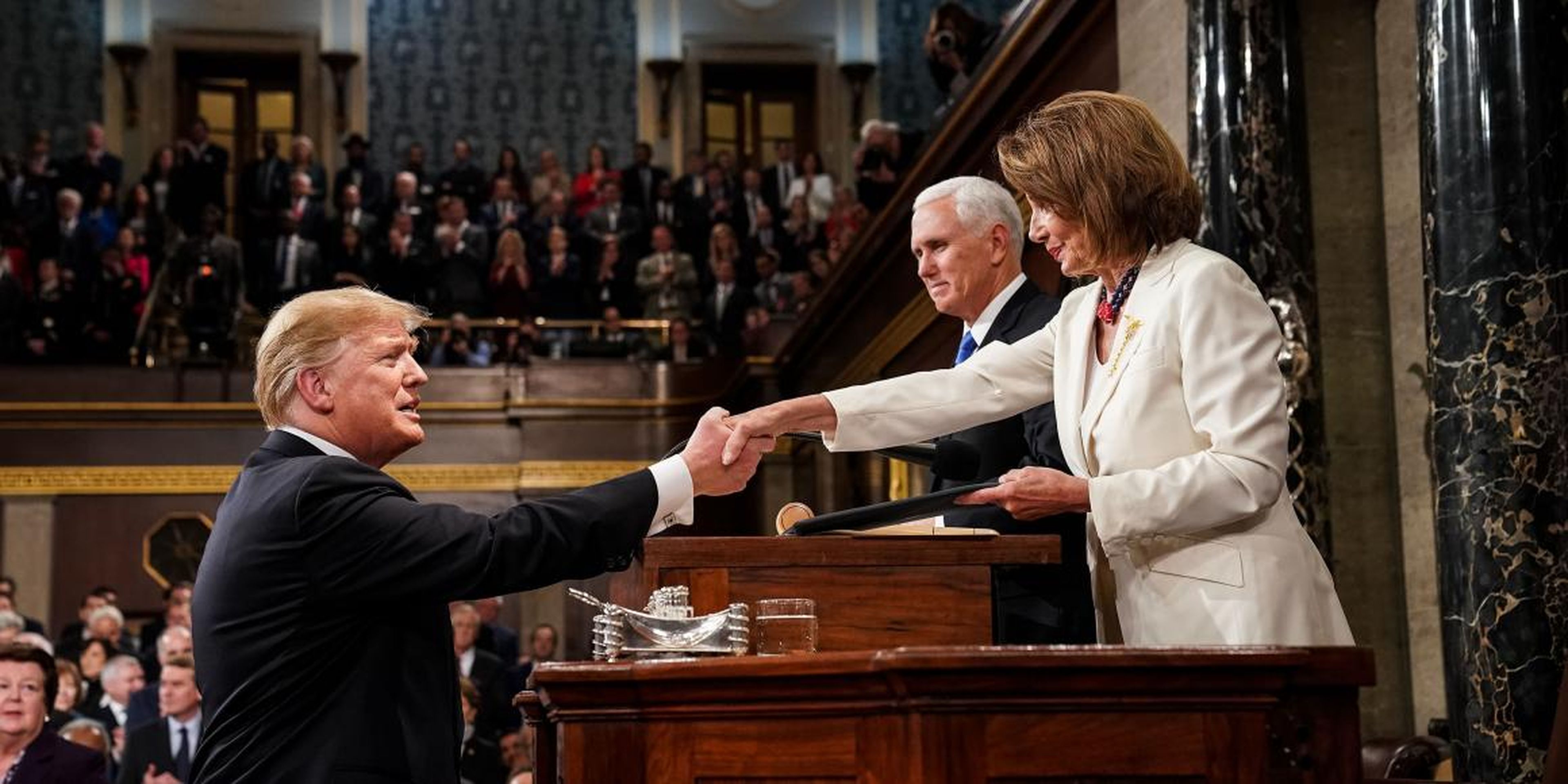 Donald Trump se da la mano con Nancy Pelosi, portavoz de la Cámara de los Representantes, en febrero de 2019.