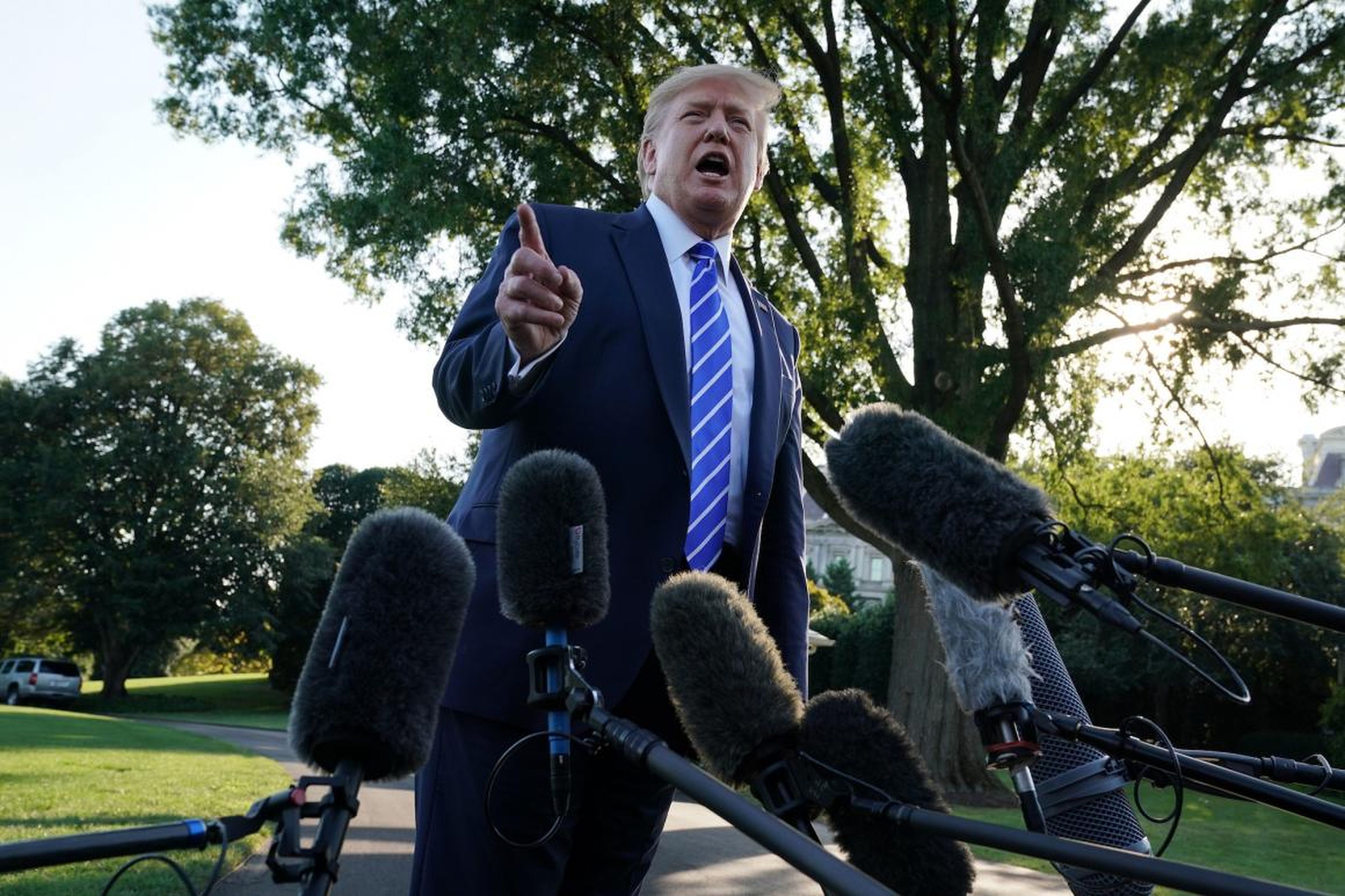 El presidente de Estados Unidos, Donald Trump, habla con miembros de los medios de comunicación antes de su partida para Camp David el 30 de agosto de 2019 en la Casa Blanca en Washington, DC.